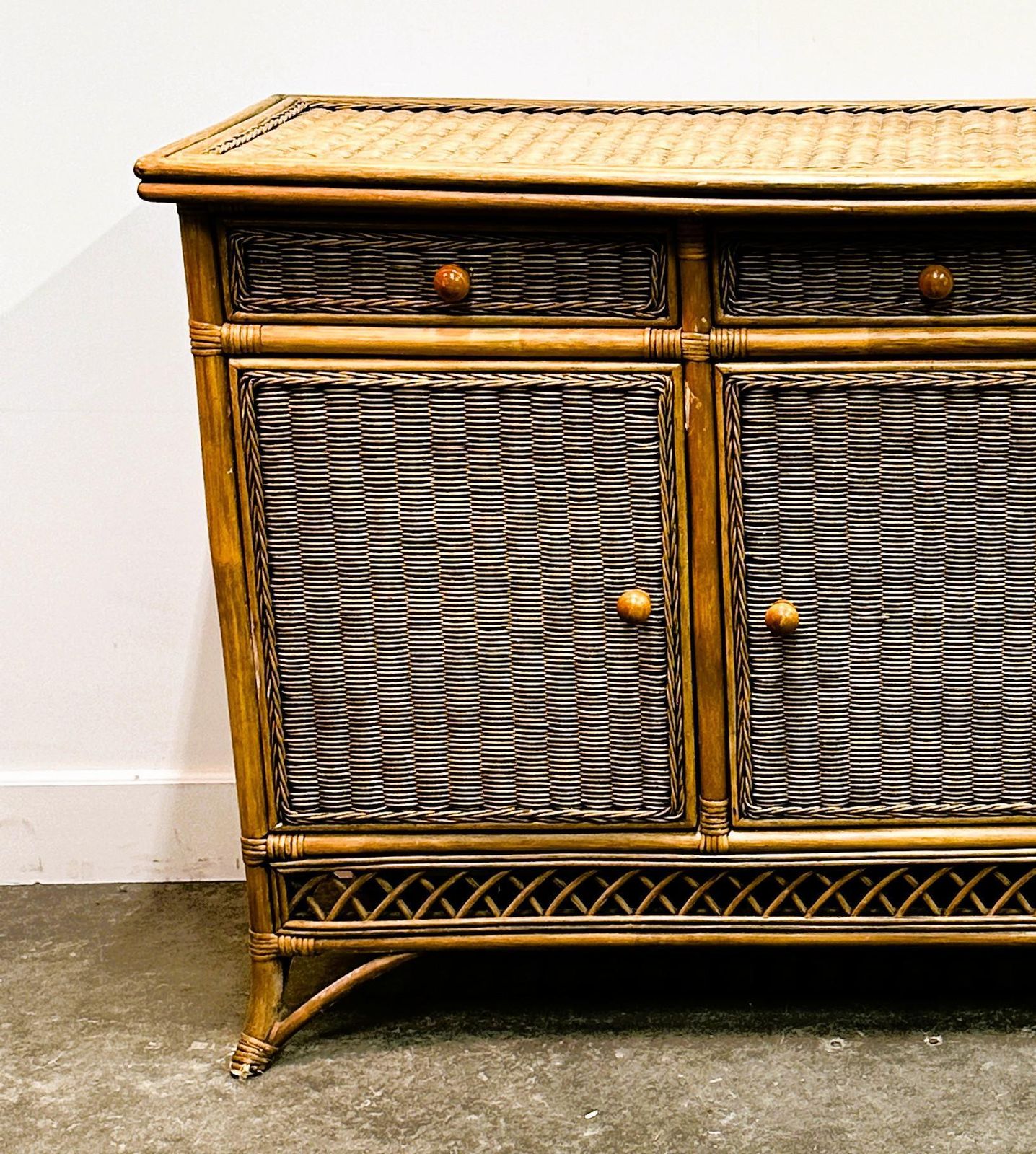 Italiaans vintage rotan en bamboe dressoir, Italië, ca. jaren 1970. photo furniture