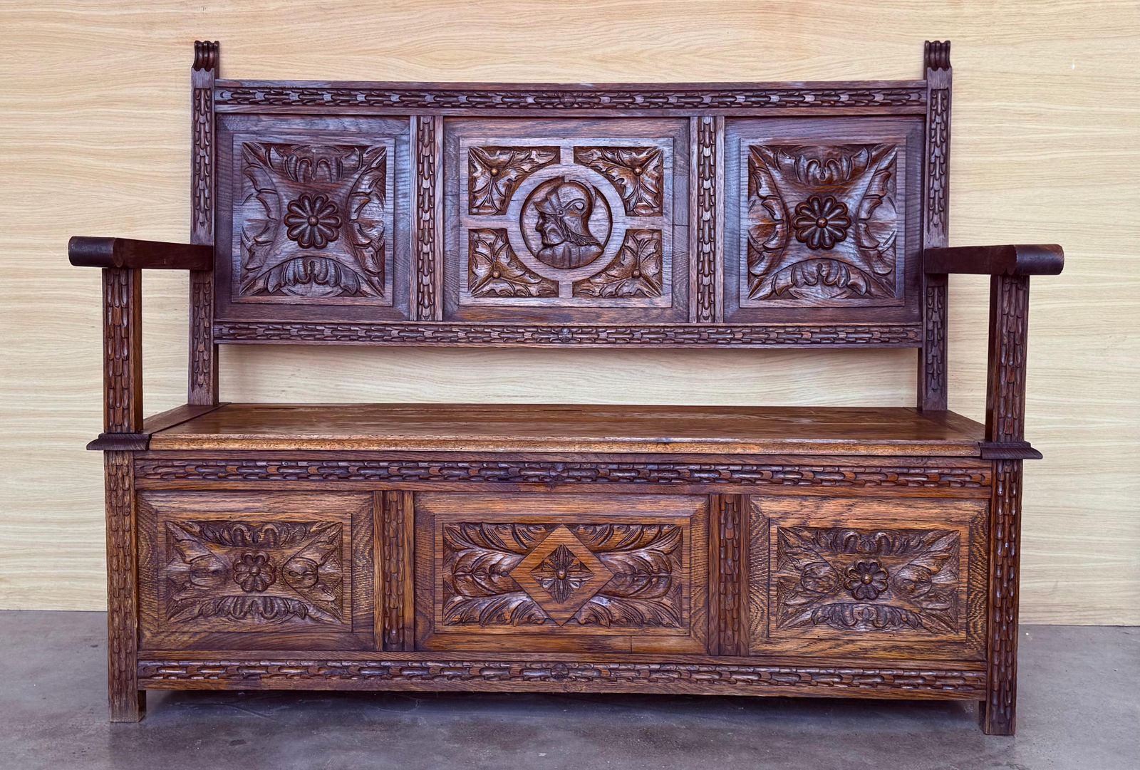 Banc de hall espagnol sculpté avec rangement, XIXe siècle photo for sale