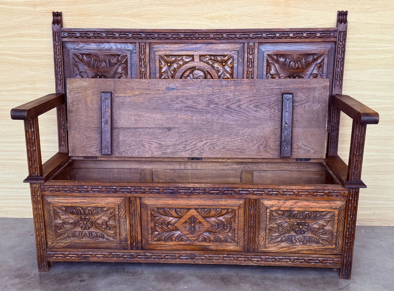 Banc de hall espagnol sculpté avec rangement, XIXe siècle photo vinterior