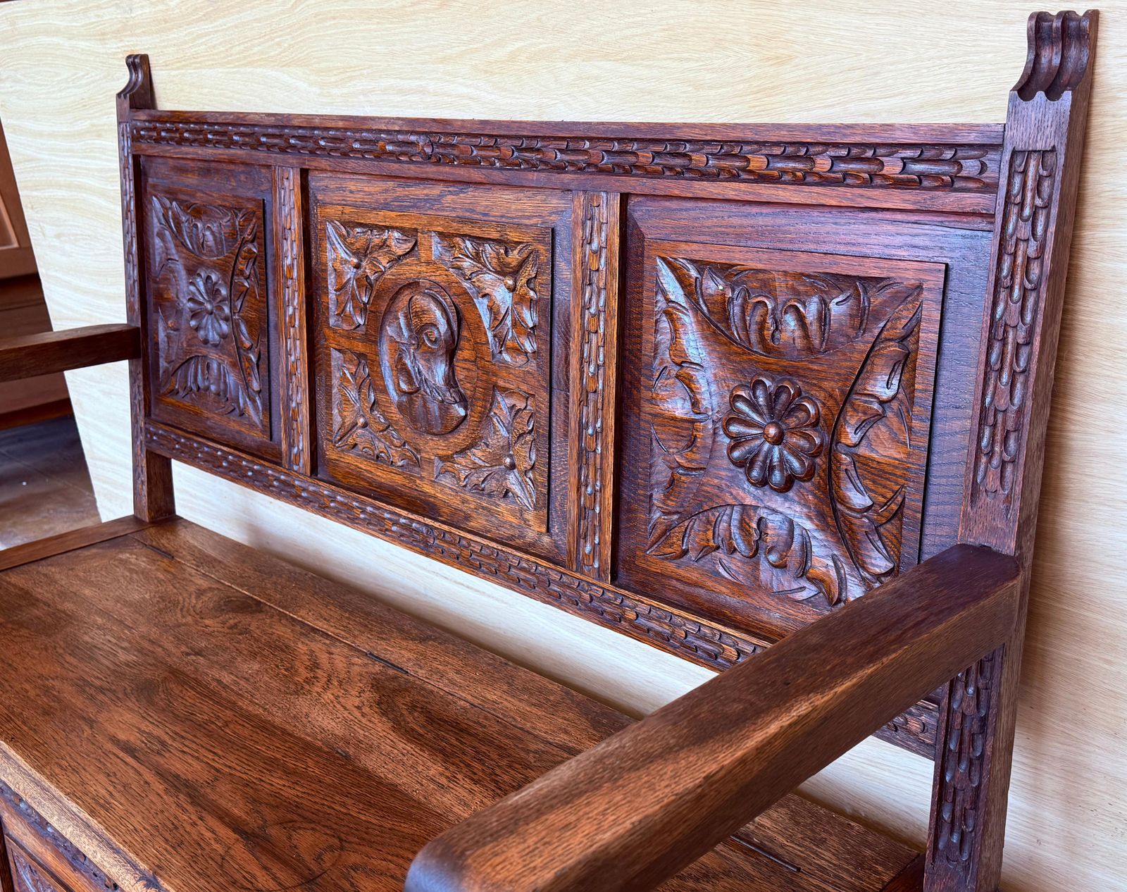 Banc de hall espagnol sculpté avec rangement, XIXe siècle photo vintage