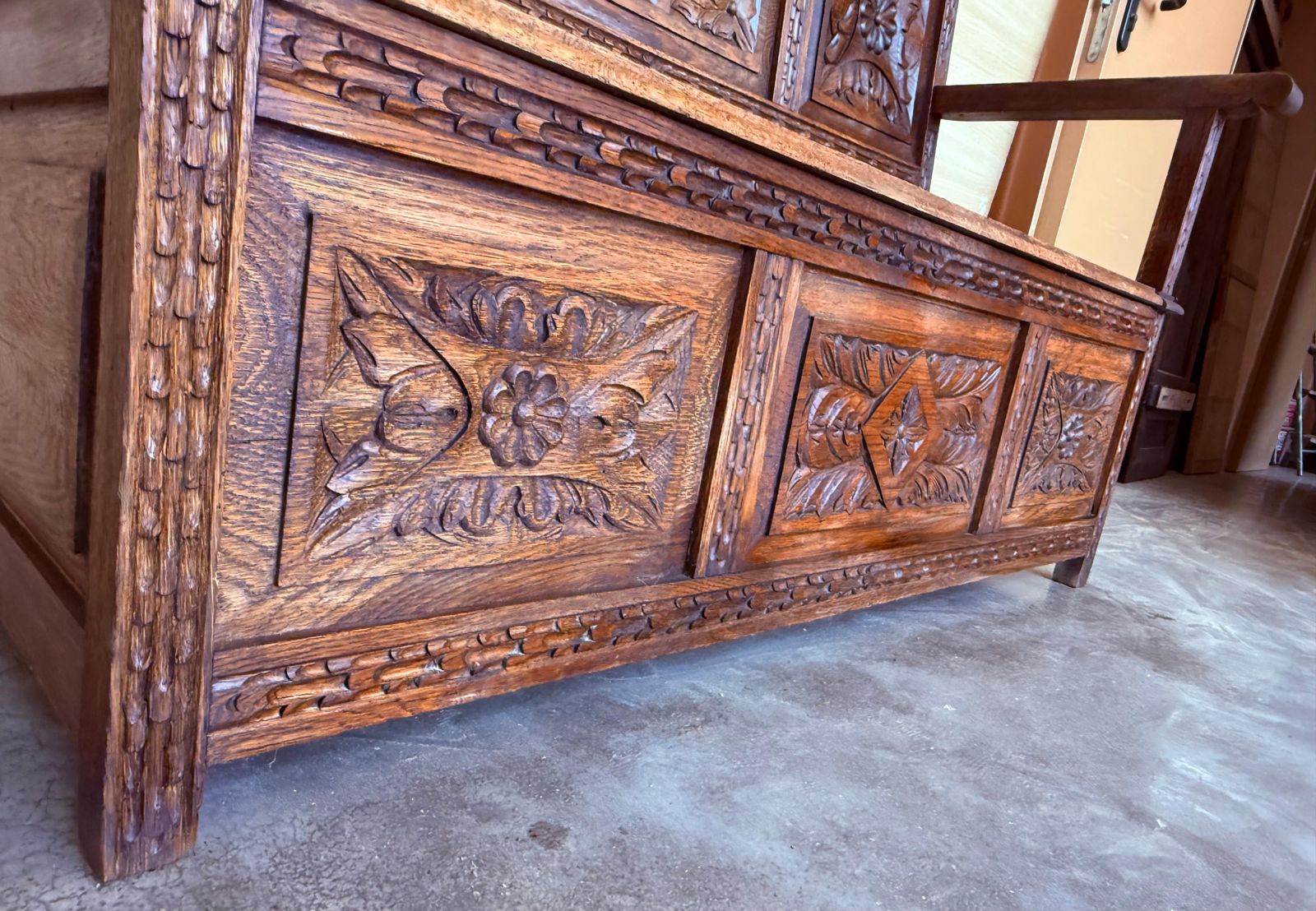 Mobilier Banc de hall espagnol sculpté avec rangement, XIXe siècle photo