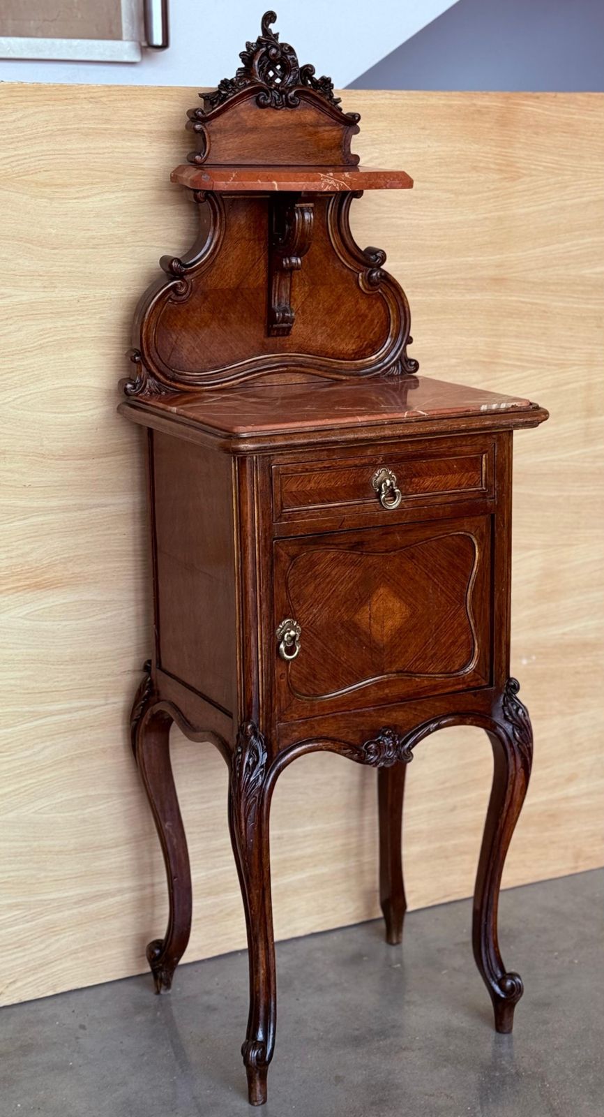 Tables de chevet d'époque françaises en noyer, plateau en marbre et fronton, 1900 photo for sale