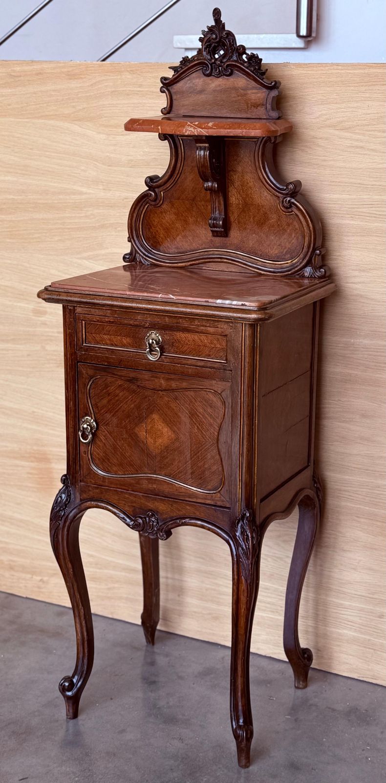 Tables de chevet d'époque françaises en noyer, plateau en marbre et fronton, 1900 photo Mobilier