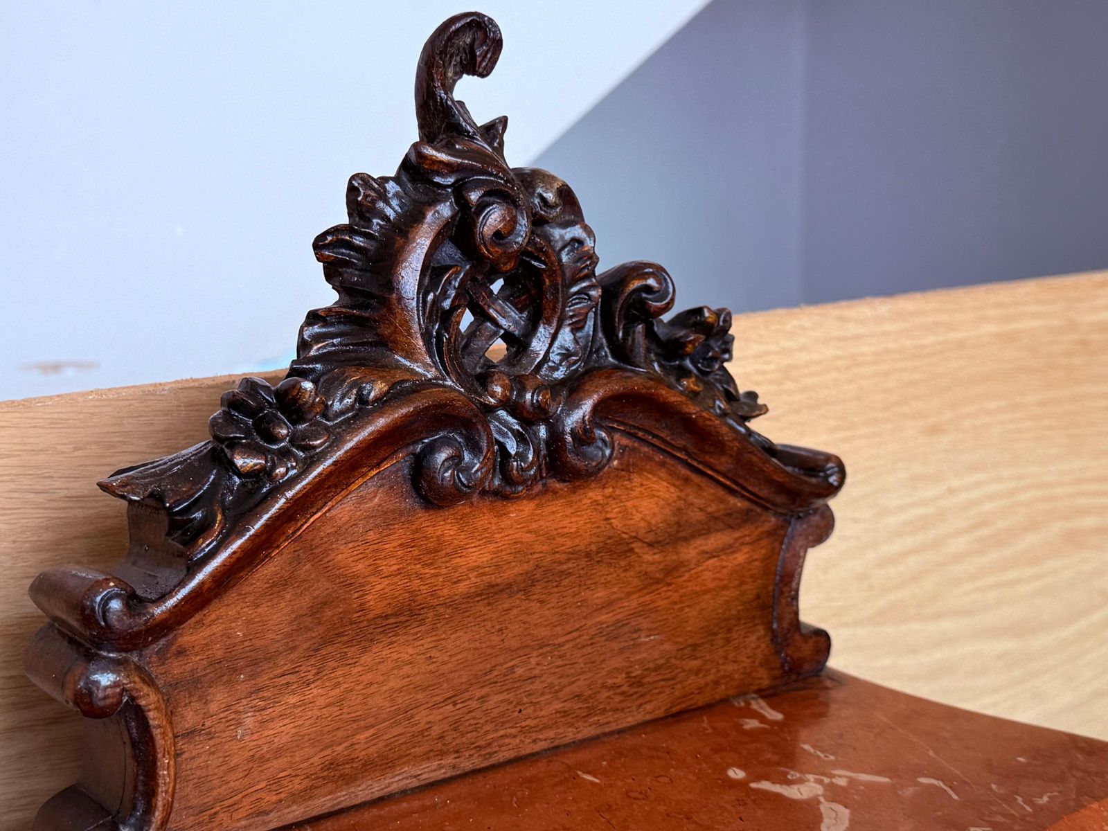 photo furniture Tables de chevet d'époque françaises en noyer, plateau en marbre et fronton, 1900