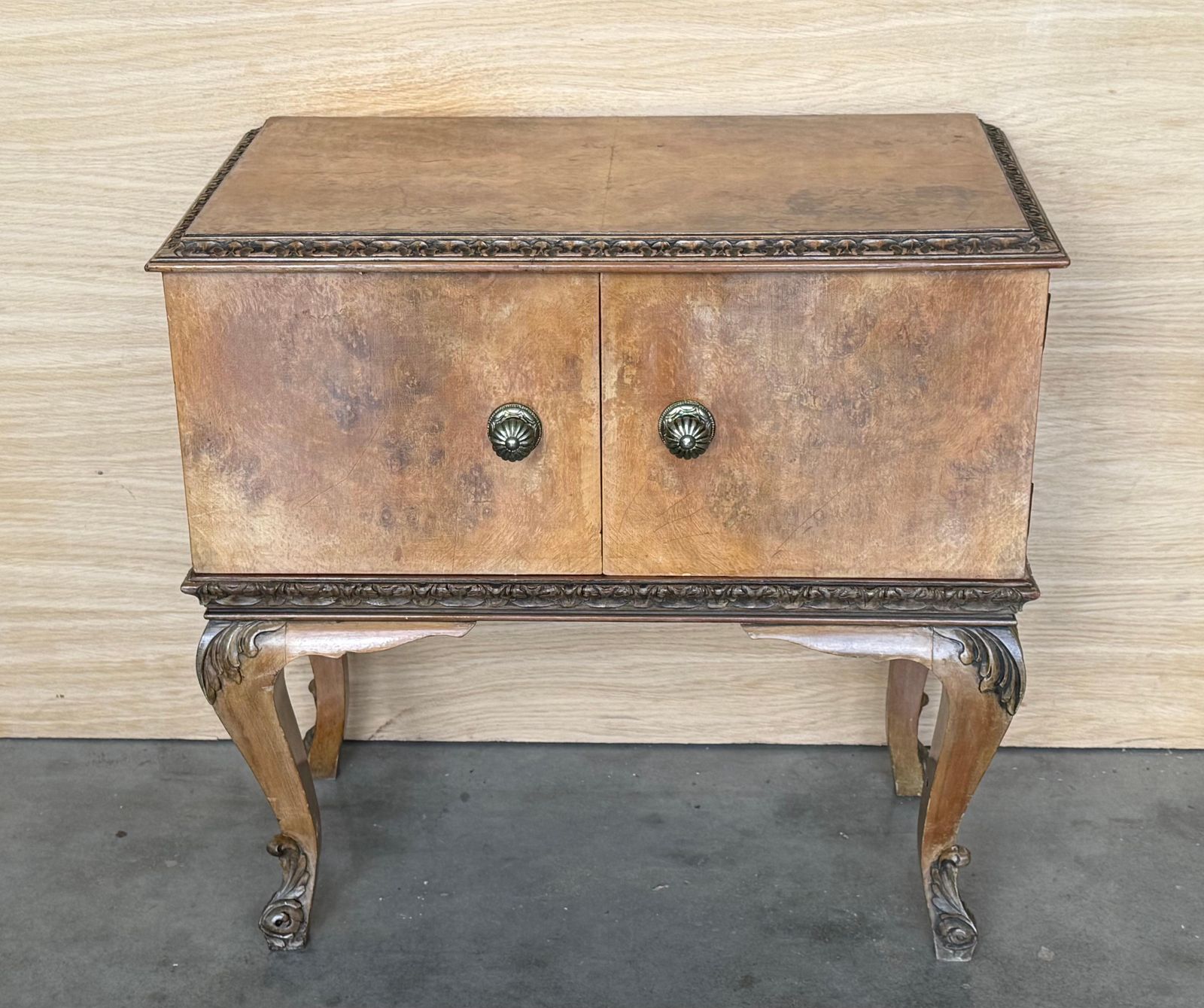 Tables de chevet italiennes du début du XXe siècle en chêne clair à deux portes photo for sale