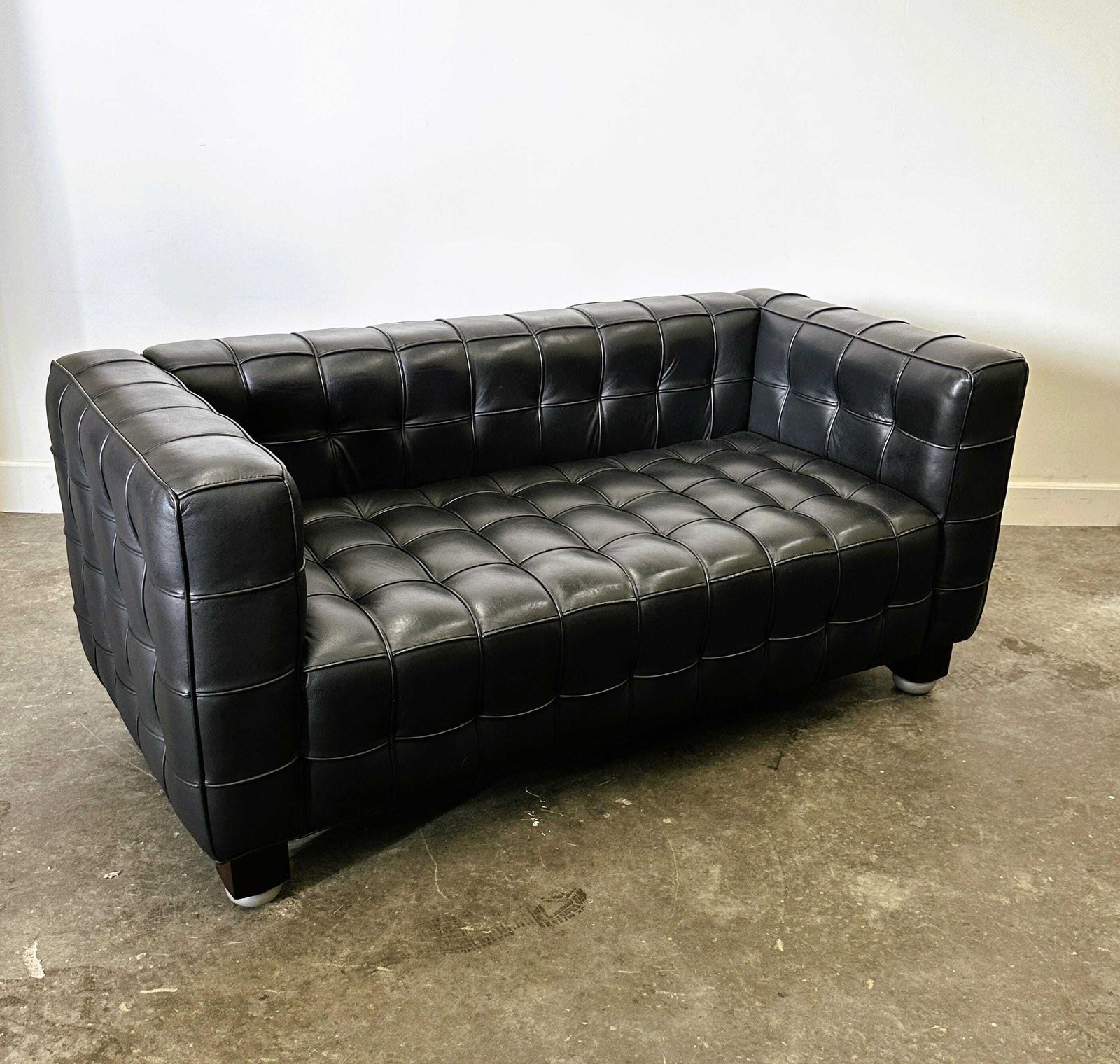 Josef Hoffmann Kubus Sofa In Zwart Leer Voor Wittmann, Oostenrijk. Ca. Jaren 1980. photo Meubels