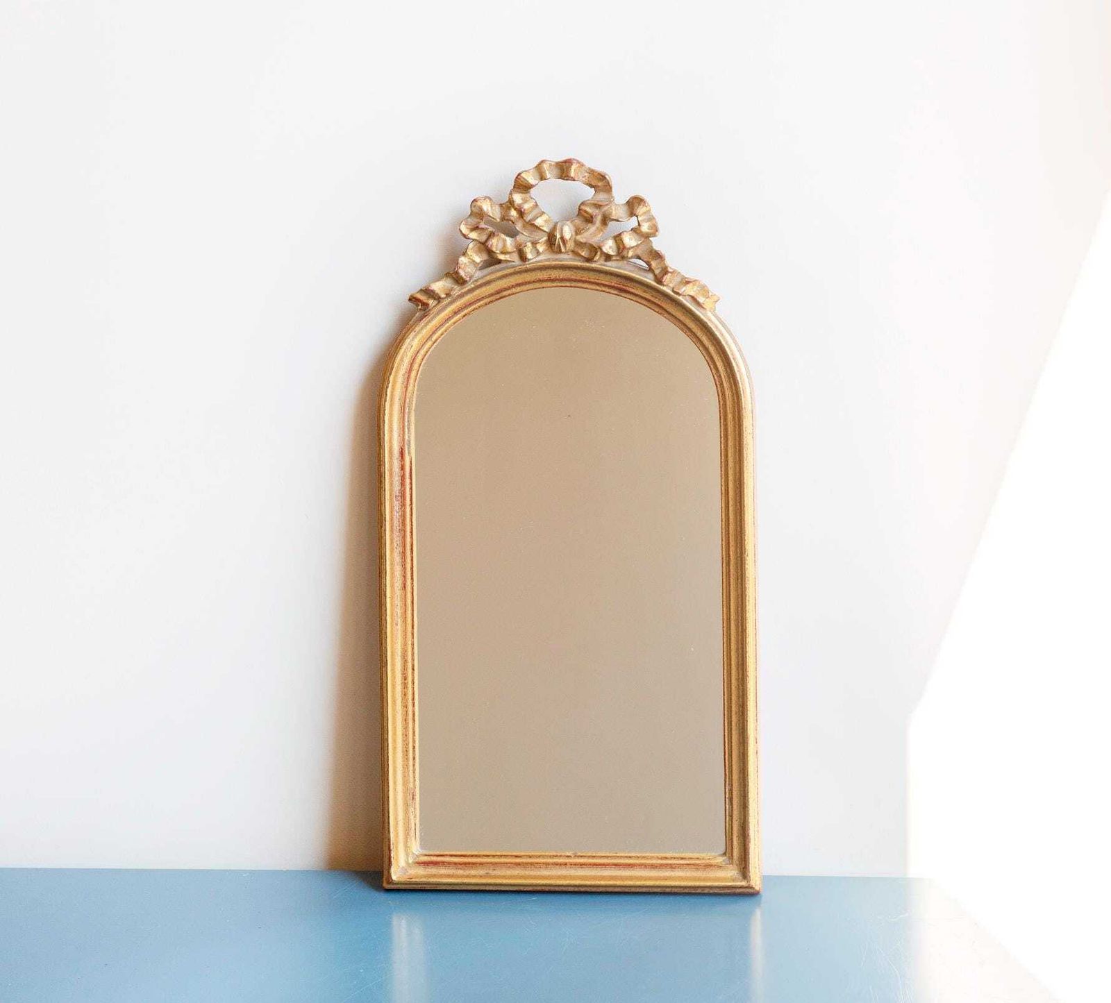 Miroir en bois doré à arc et nœud décoratif, Deknudt, miroir mural baroque, Belgique photo furniture