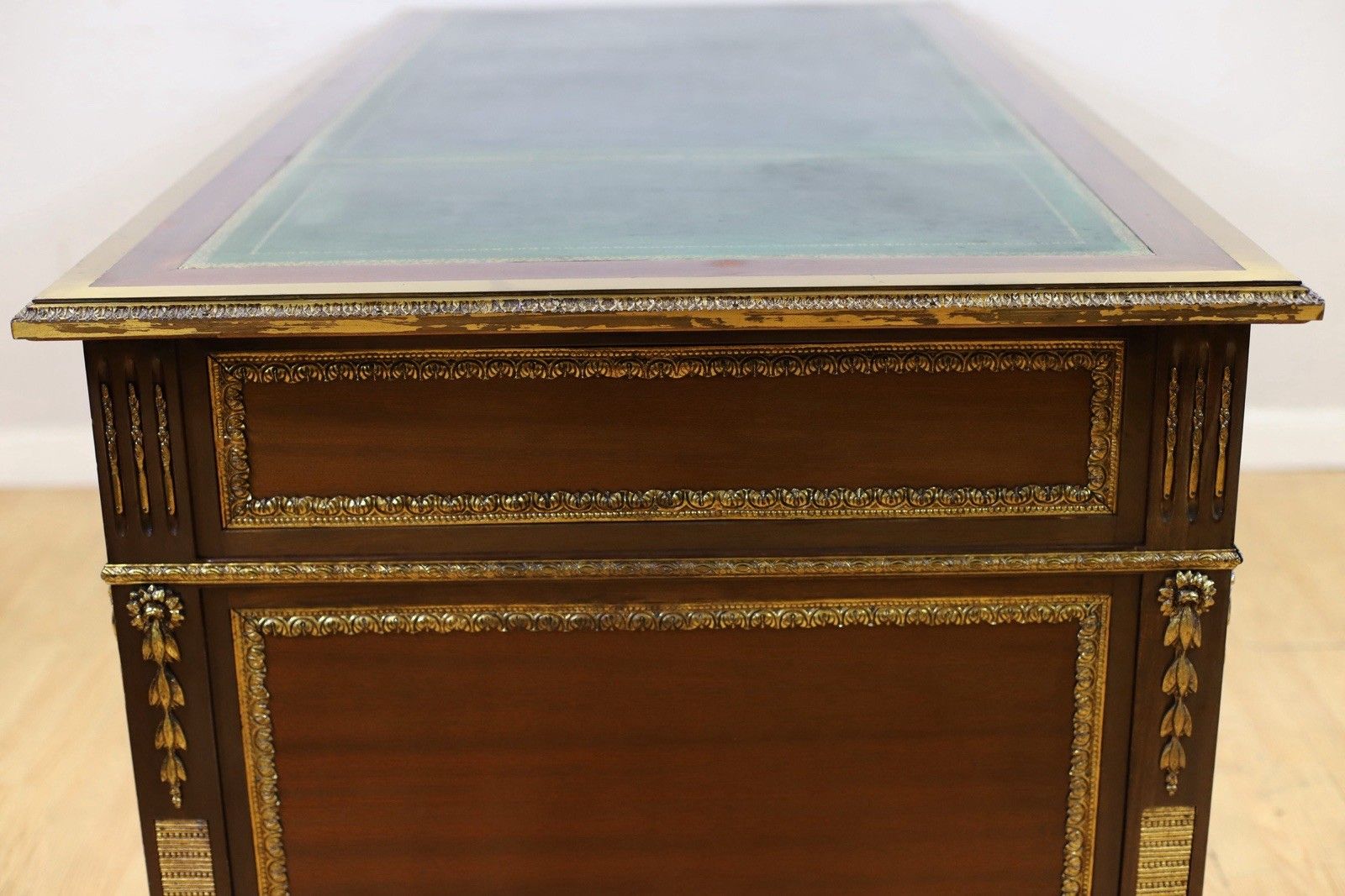 photo vintage Stunning French Empire Style Mahogany Desk