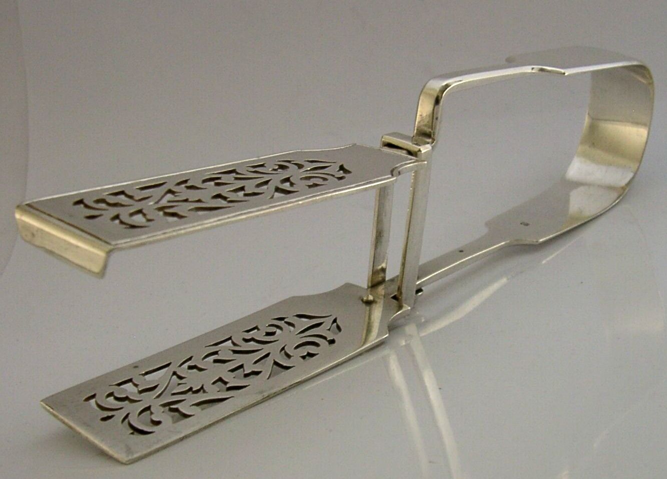 Robbins Robyns Family Crested Serving Tongs Victorian Antique 1875 177g photo 385.0