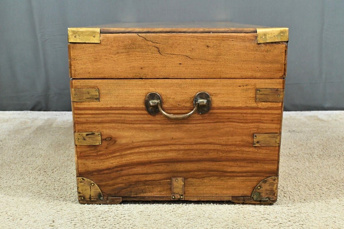 photo vintage Marine Trunk In Camphor Wood, India – Late 19th Century
