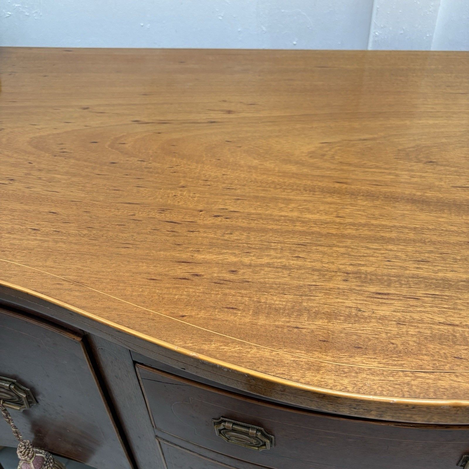 photo vintage Georgian Mahogany Serpentine Front Sideboard