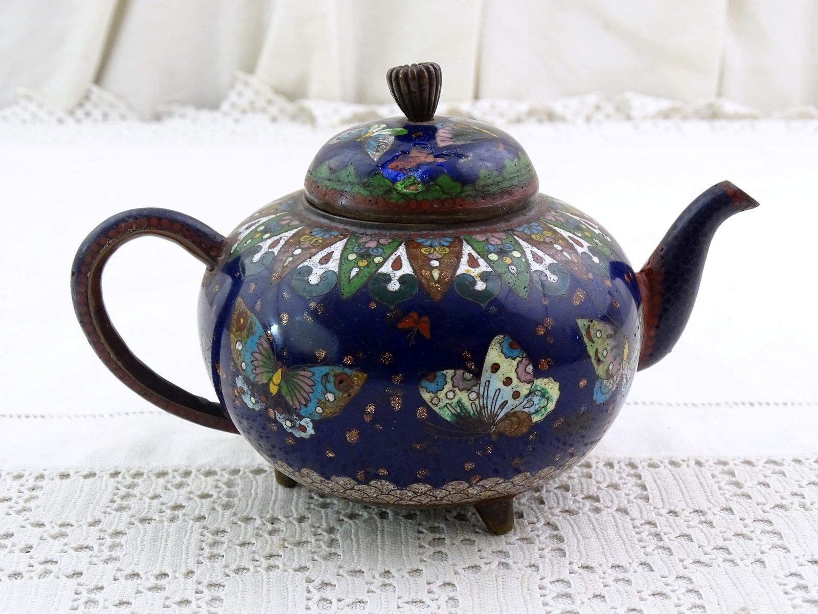 Antiek 19e Eeuws Japans Cloisonné Theepotje Uit Het Meiji Tijdperk, Blauw En Groen Met Vlinderpatroon, Vintage Emaille Vakmanschap Jaren 1800 photo Woonaccessoires