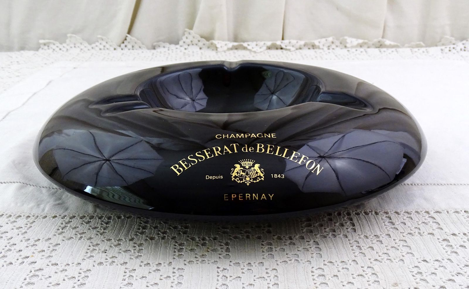 Extra Groot Rond Reclameasbakje Van Champagnehuis Besserat De Bellefon – Zwart Met Goud – Uitstekende Staat, Groot Retro Rookaccessoire photo furniture