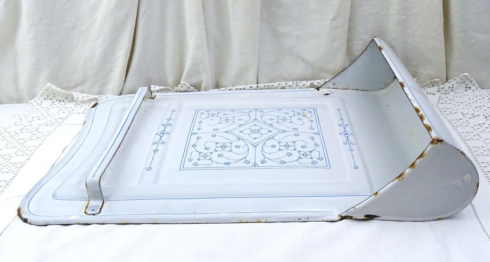 Antiek Frans Wit Geëmailleerd Druipbakje Met Blauw Patroon En Zeef, Wandmontage – Decoratief Keukenitem Uit Frankrijk photo buy