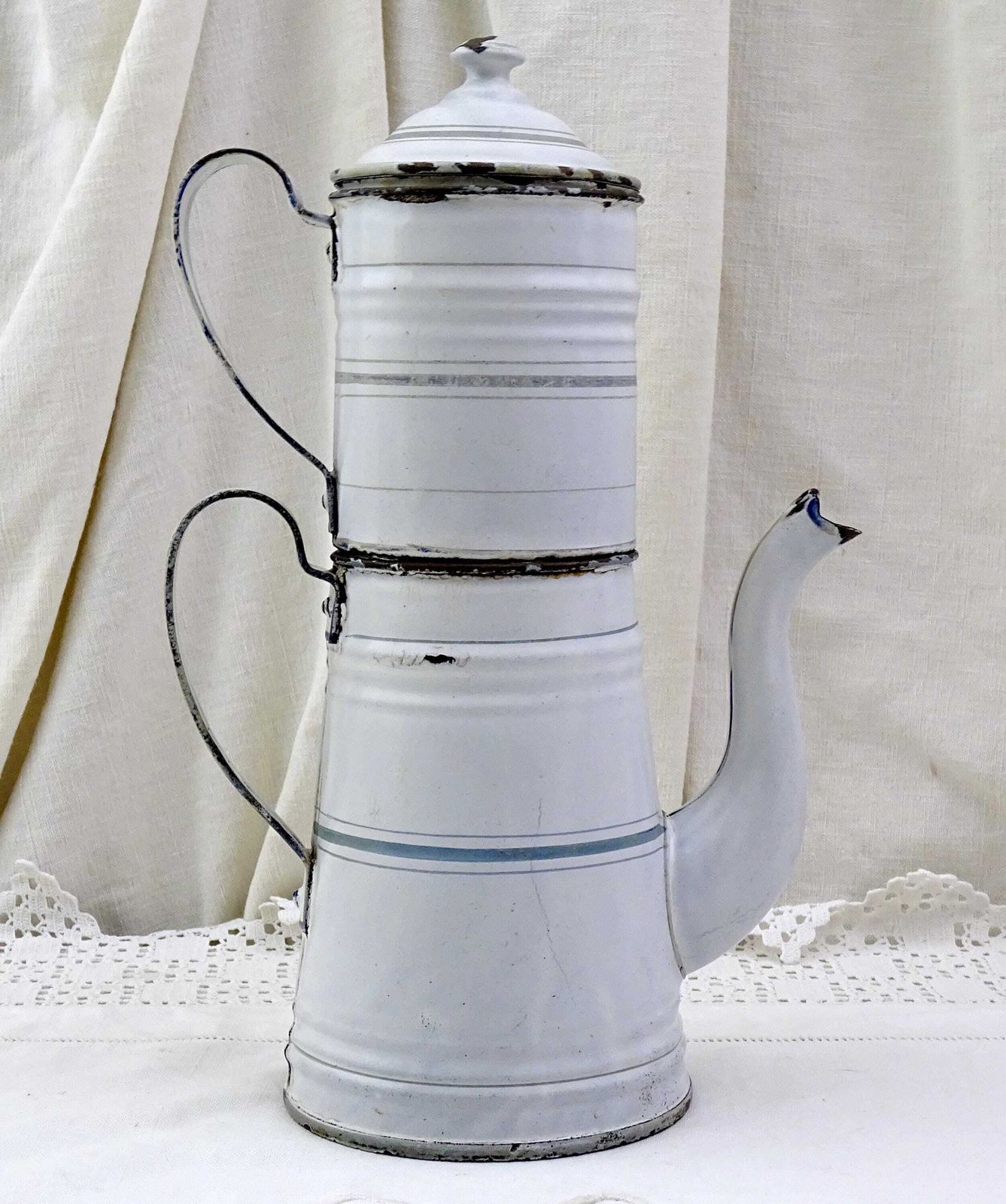 Klein Antiek Frans Wit Emaille Koffiezetapparaat, Compleet, 19e Eeuw – Vroeg Emaille Pour Over Koffiekan Uit Frankrijk, Boerenlandse Stijl photo furniture
