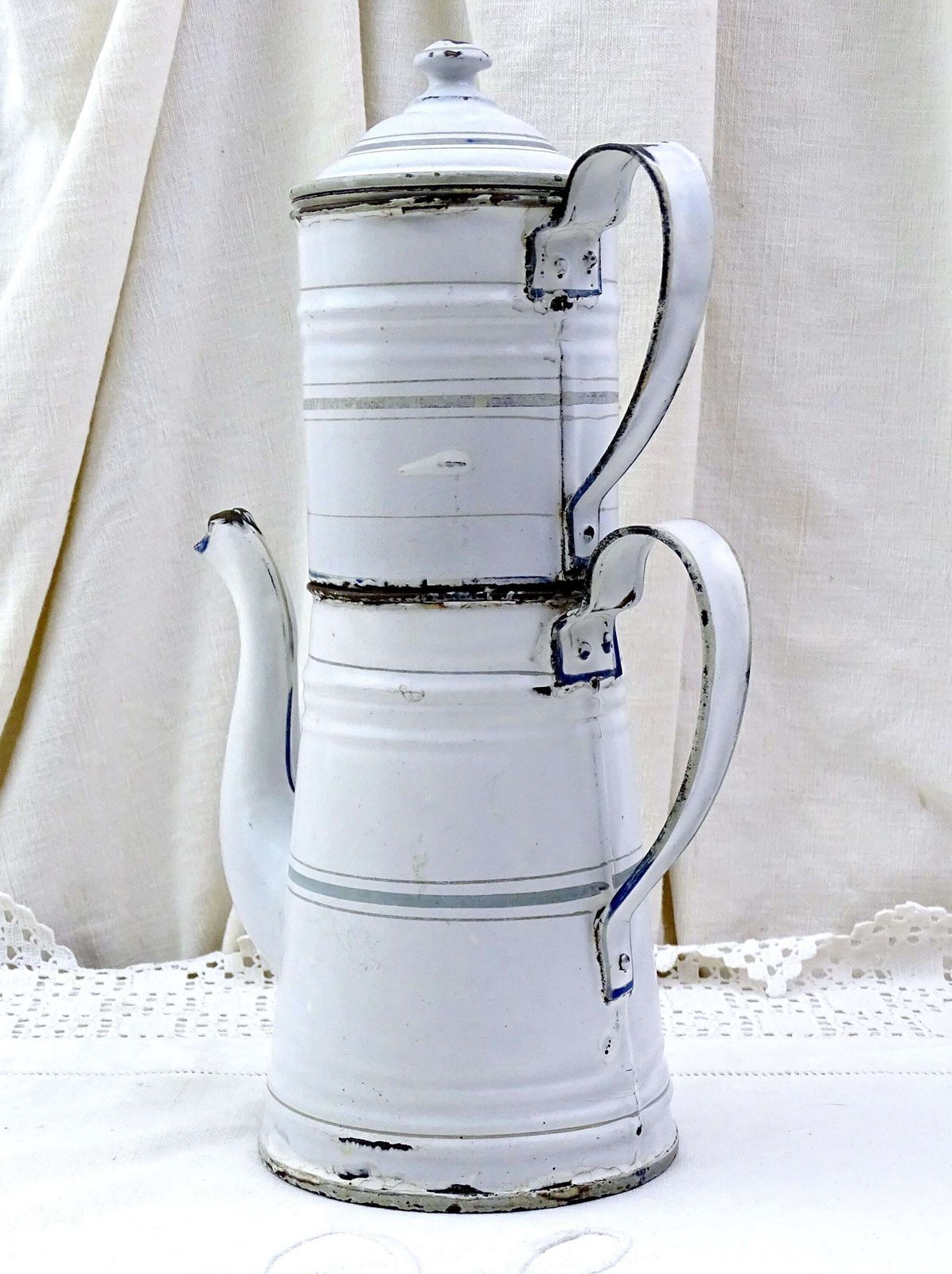 Klein Antiek Frans Wit Emaille Koffiezetapparaat, Compleet, 19e Eeuw – Vroeg Emaille Pour Over Koffiekan Uit Frankrijk, Boerenlandse Stijl photo Woonaccessoires
