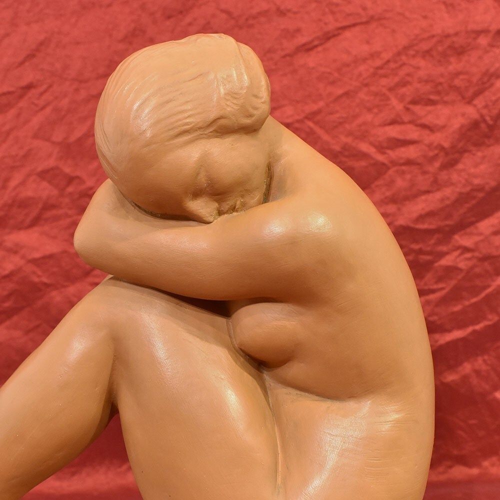 Art Déco Sculpture, Terracotta, Crouching Young Woman, Amedeo Gennarelli, 20th Century. photo Art