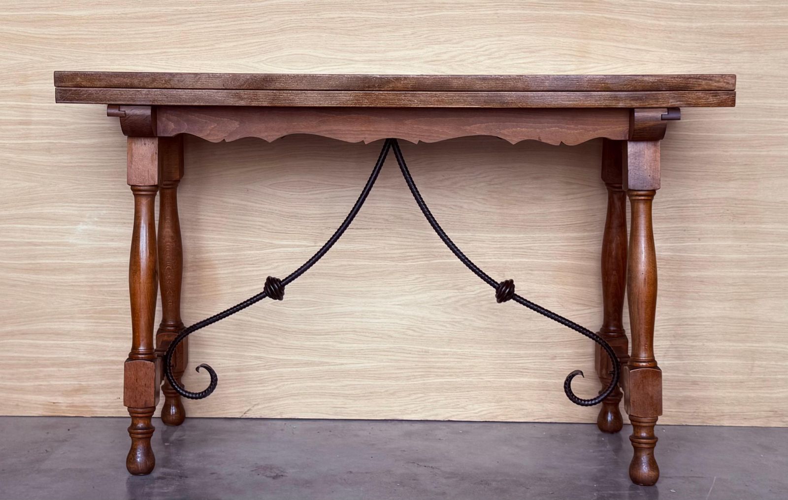 Table console espagnole du XXe siècle à abattant, avec entretoise en bois photo furniture