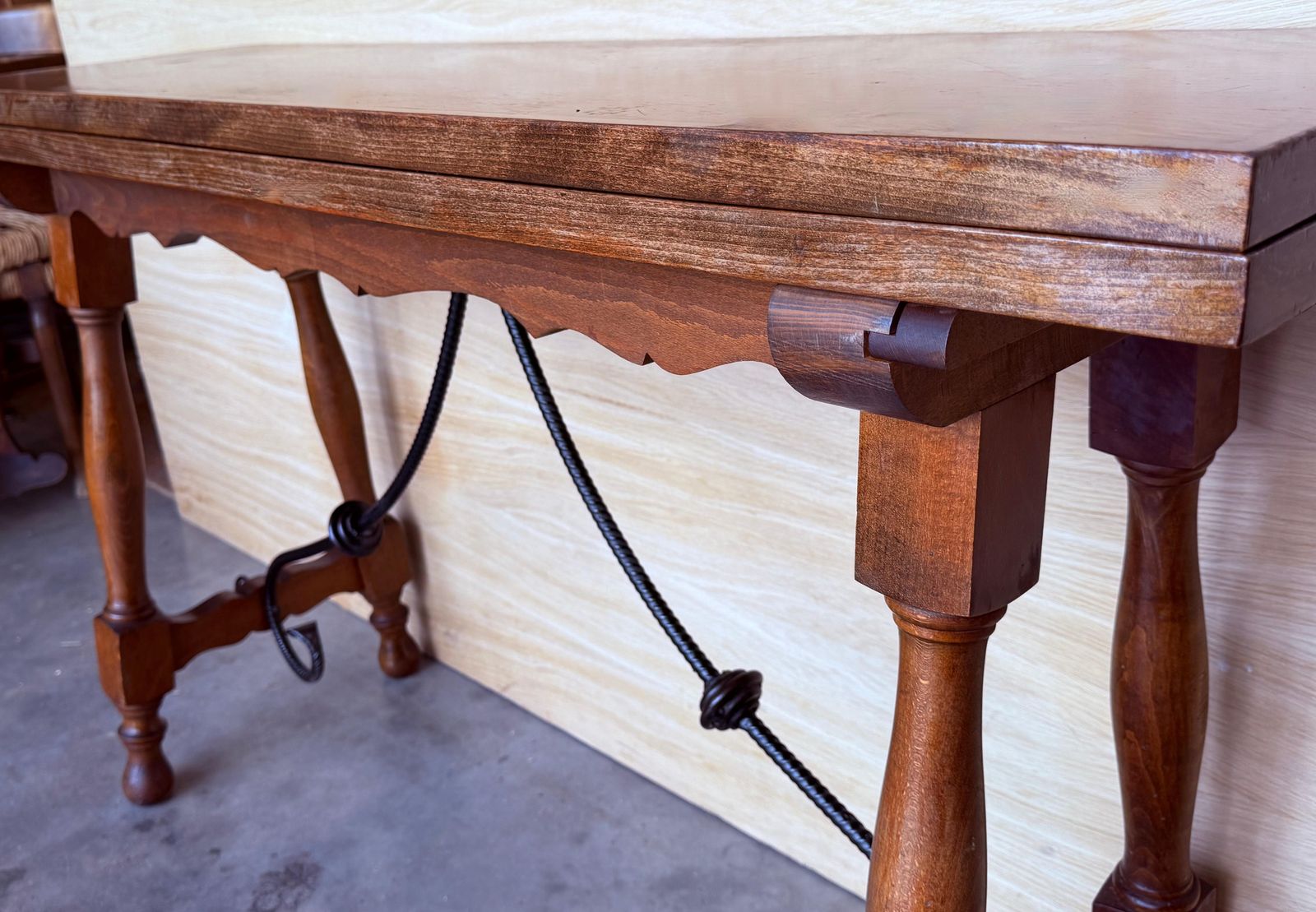 Table console espagnole du XXe siècle à abattant, avec entretoise en bois photo buy