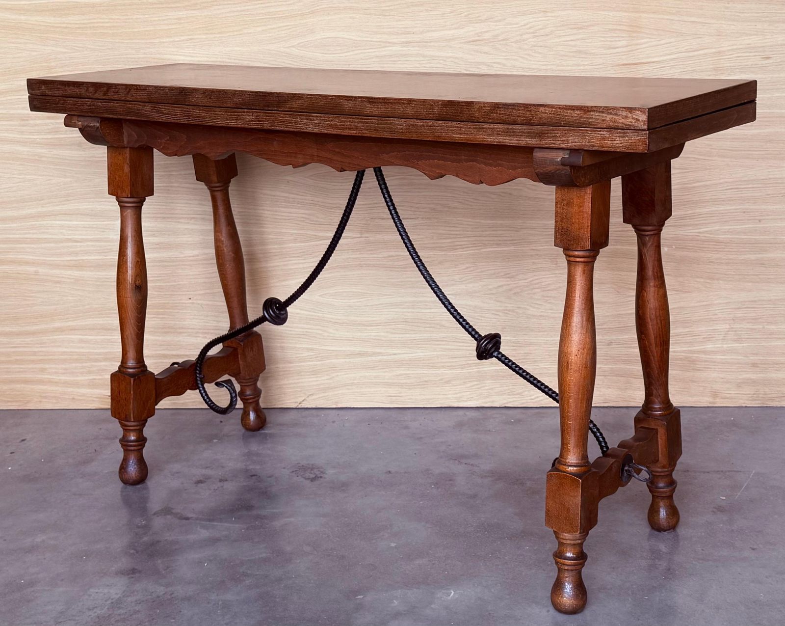 Table console espagnole du XXe siècle à abattant, avec entretoise en bois photo vintage