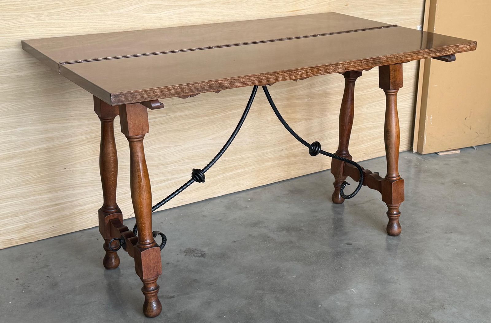 Mobilier Table console espagnole du XXe siècle à abattant, avec entretoise en bois photo