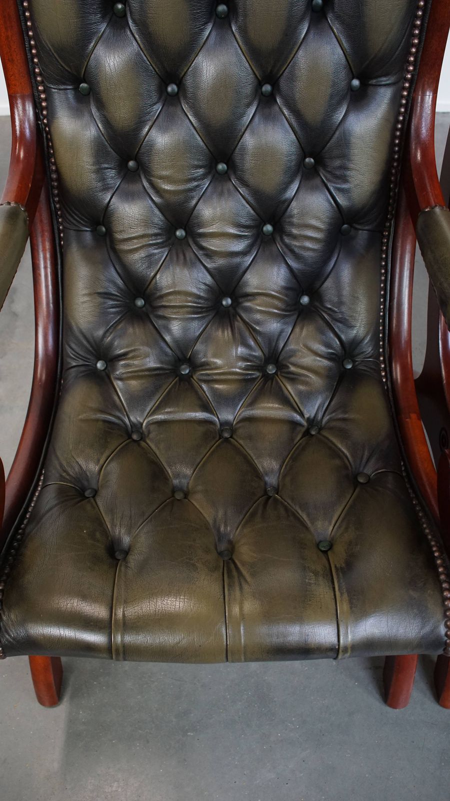 Set Van 2 Klassieke Groene Chesterfield Fauteuils Van Koeienhuid Met Houten Details photo 1571.8682999999999