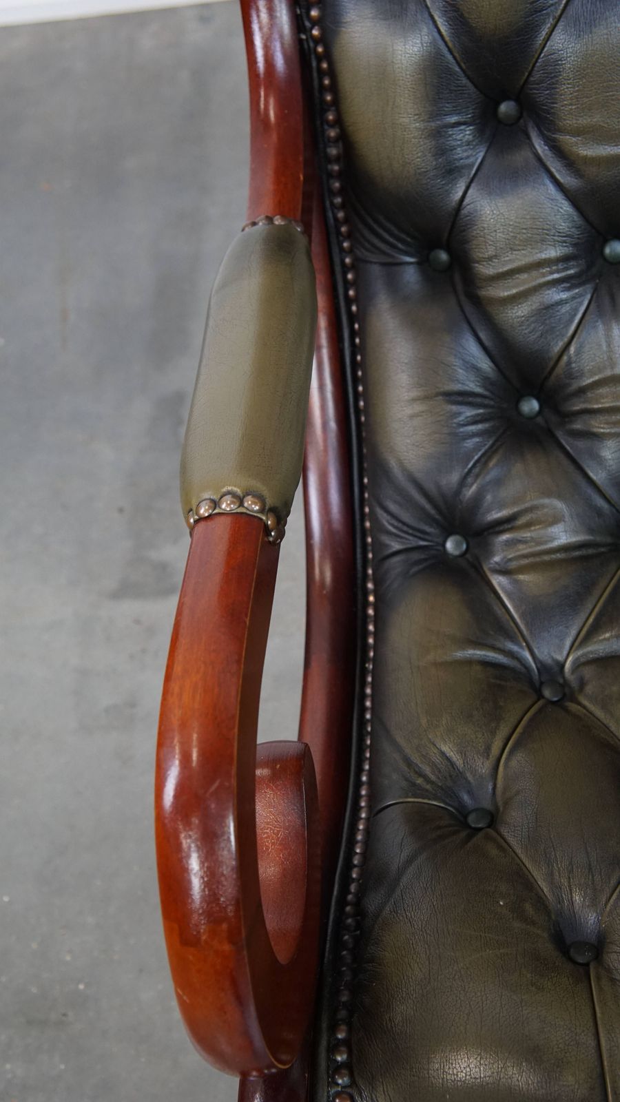 Set Van 2 Klassieke Groene Chesterfield Fauteuils Van Koeienhuid Met Houten Details photo buy