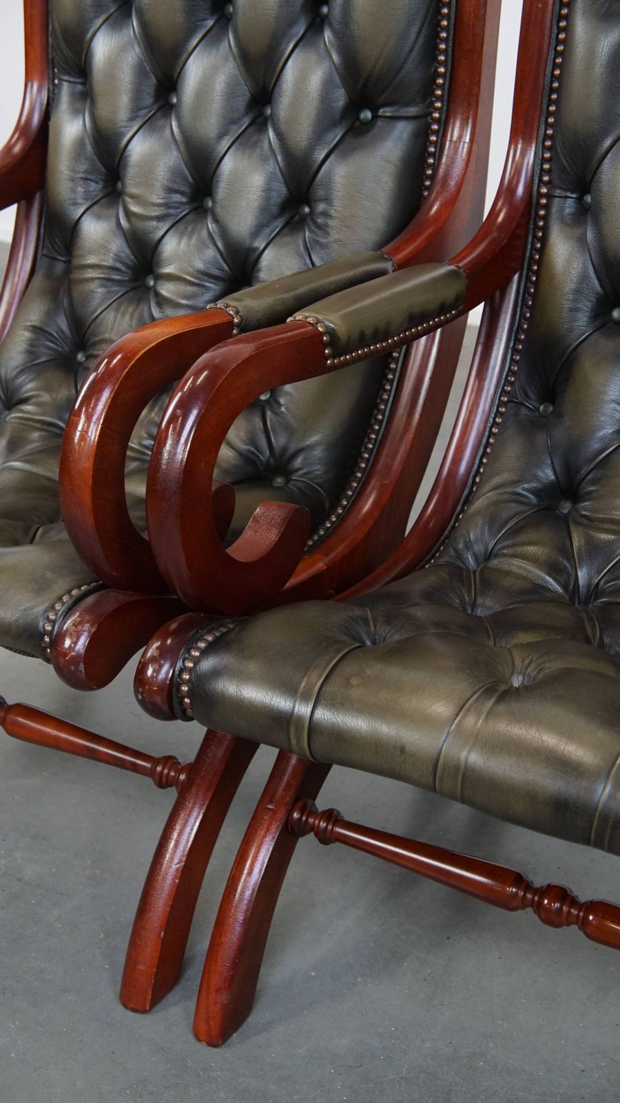 photo for sale Set Van 2 Klassieke Groene Chesterfield Fauteuils Van Koeienhuid Met Houten Details