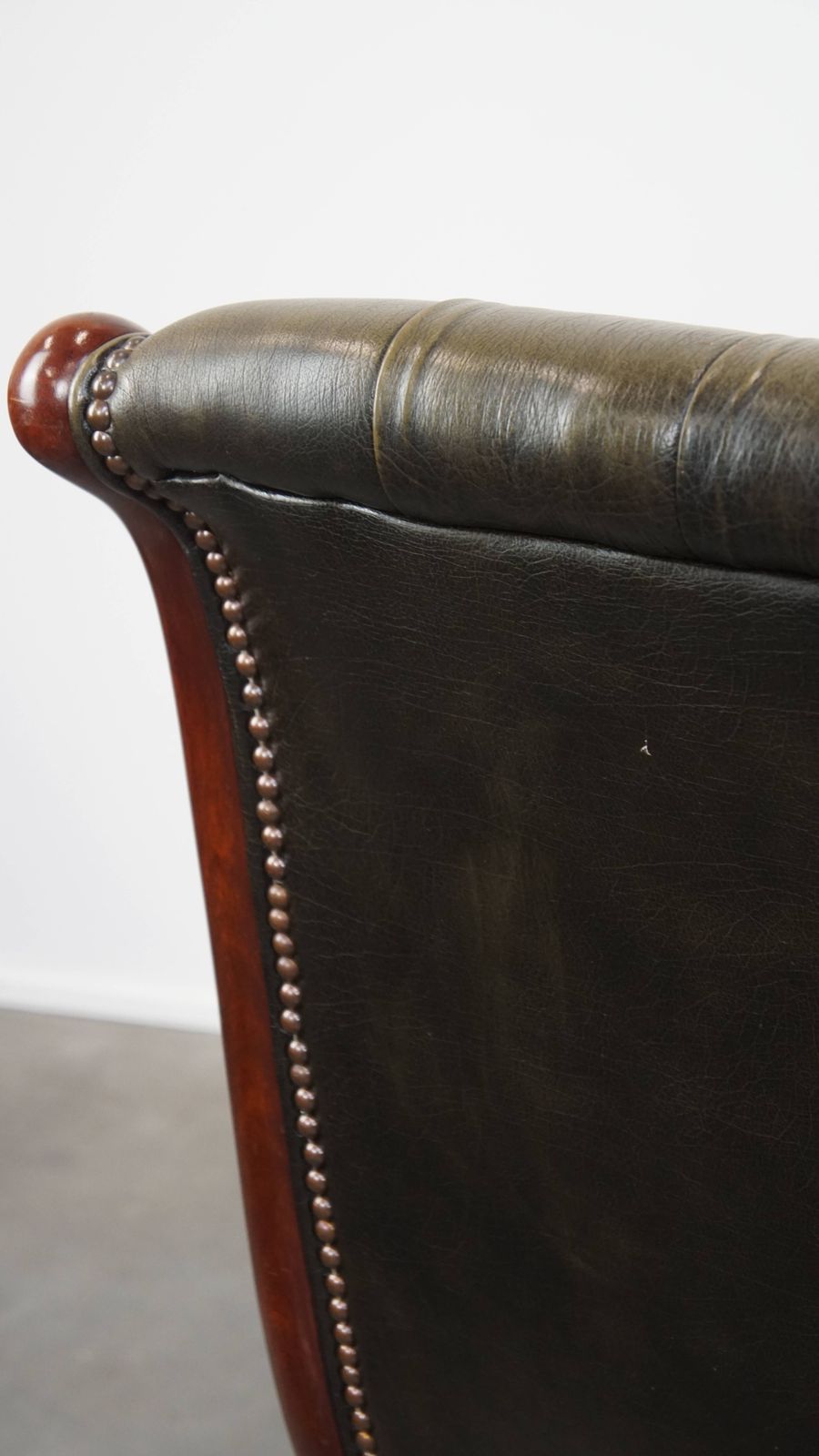 photo vintage Set Van 2 Klassieke Groene Chesterfield Fauteuils Van Koeienhuid Met Houten Details