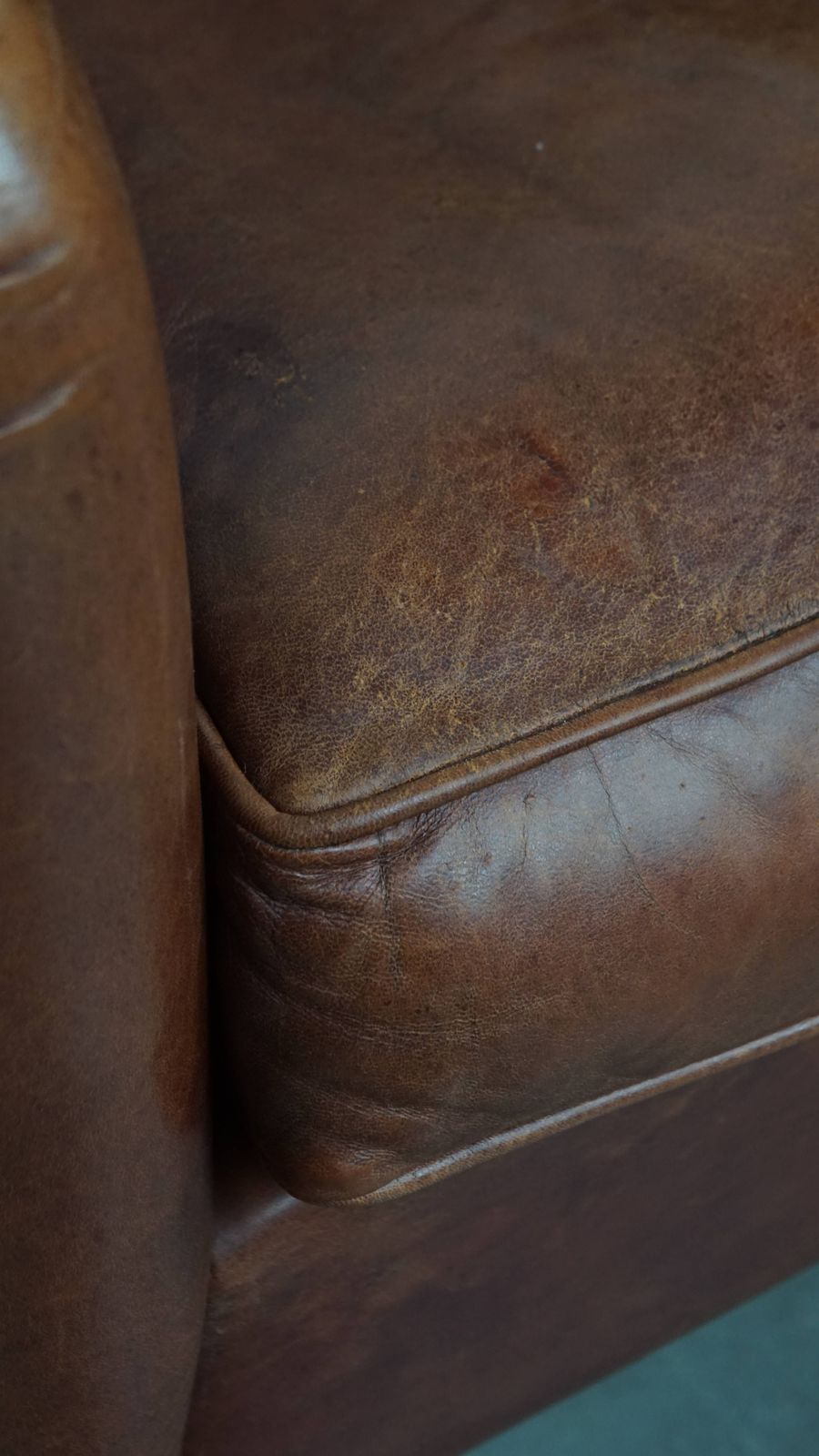 photo vinterior Stijlvolle Art Deco Fauteuil In Schapenleer Met Tijdloos Karakter