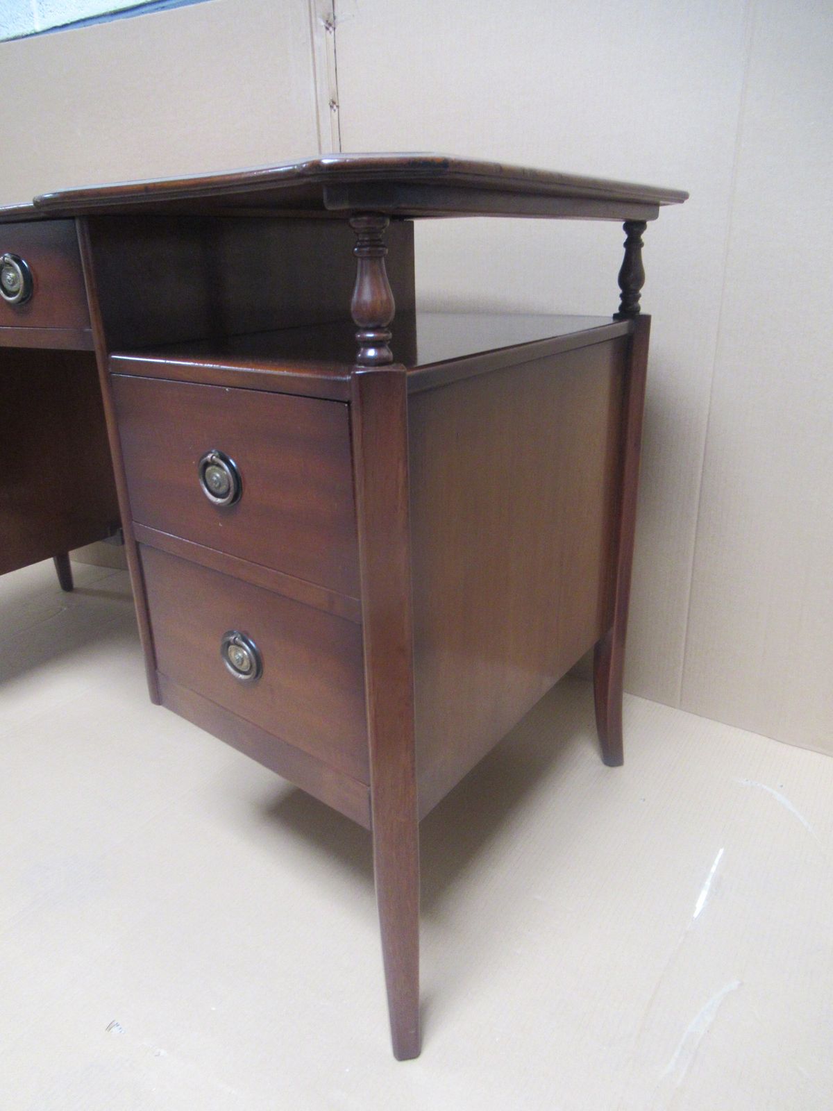 Mahogany Knee Hole Desk, 1950s photo vinterior