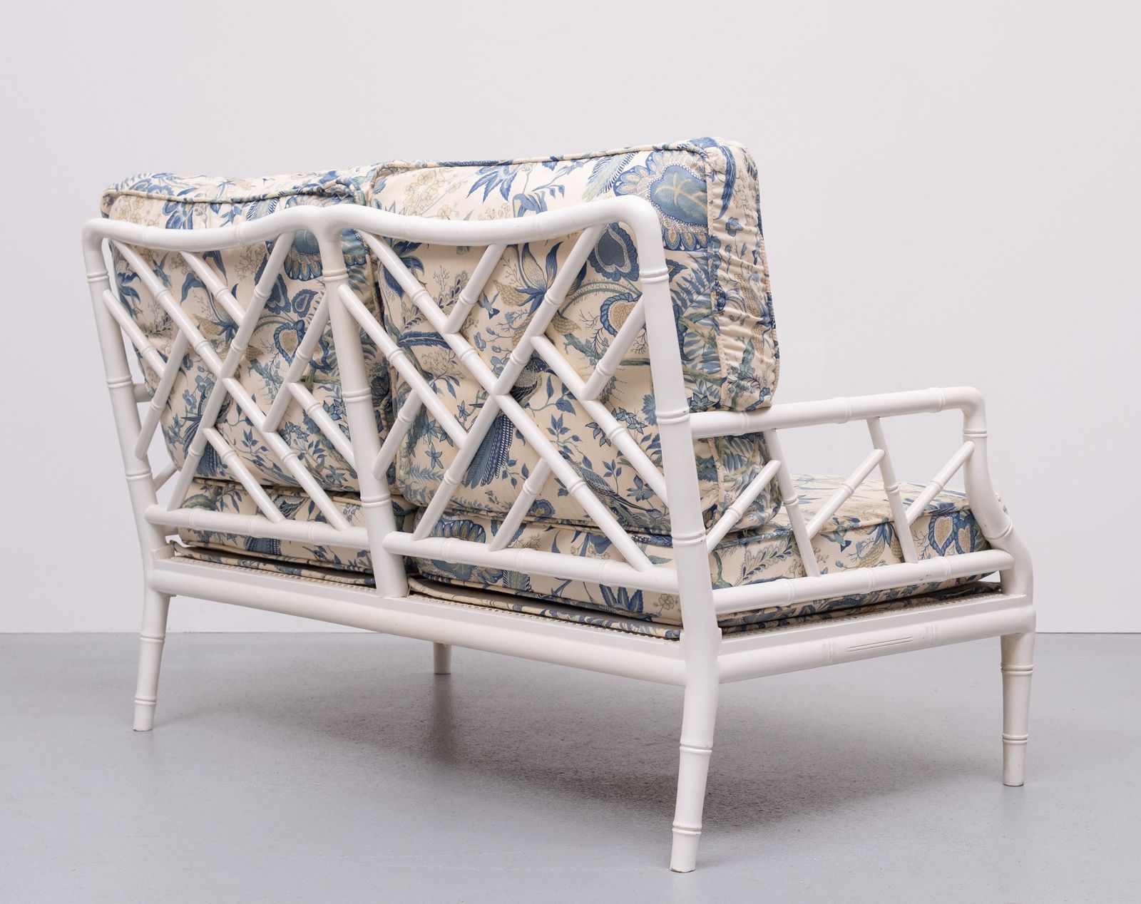 photo furniture Faux Bamboo Chippendale Tweezitsbank, Jaren 1970, Frankrijk