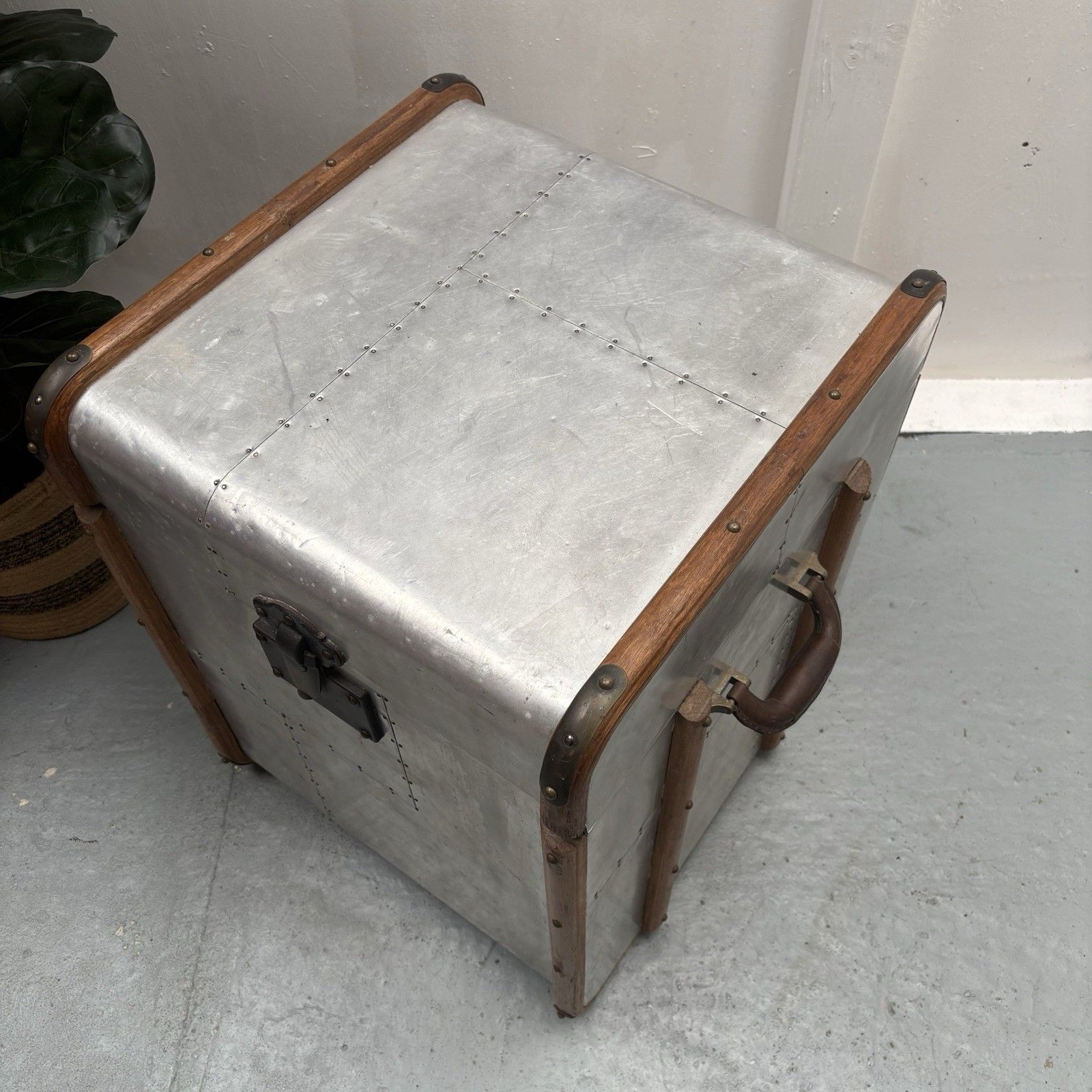 photo vintage Industrial Aluminium Aviator Style Side Table Storage Box