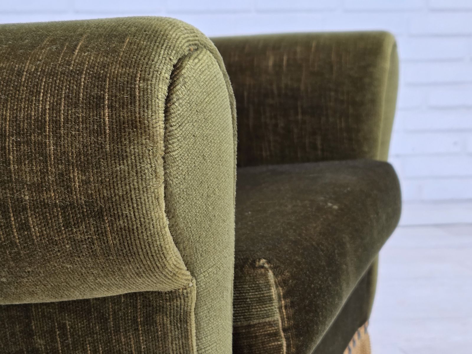 photo furniture Jaren 1970, Deense Loungestoel, Laag Model, Meubelvelours, Essenhout Poten.