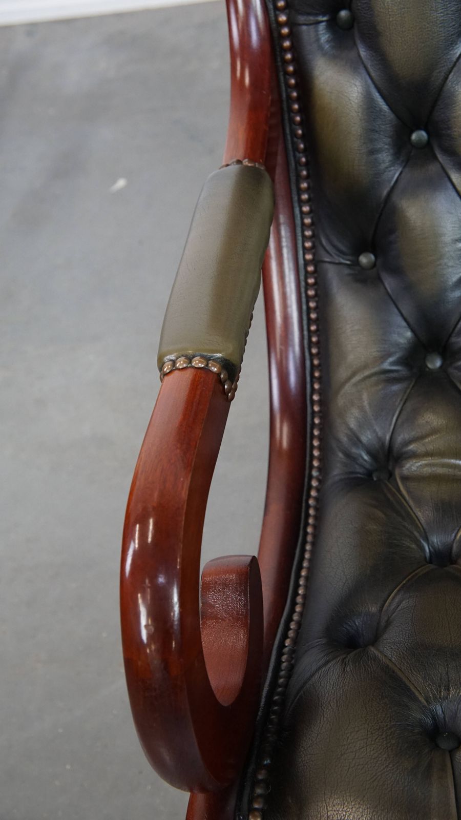 Elegant Green Cowhide English Chesterfield Armchair With An Elegant Wood Finish photo buy