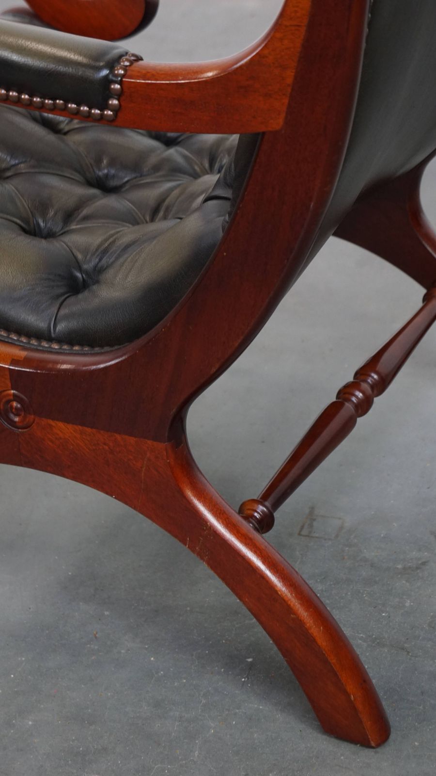 Furniture Elegant Green Cowhide English Chesterfield Armchair With An Elegant Wood Finish photo