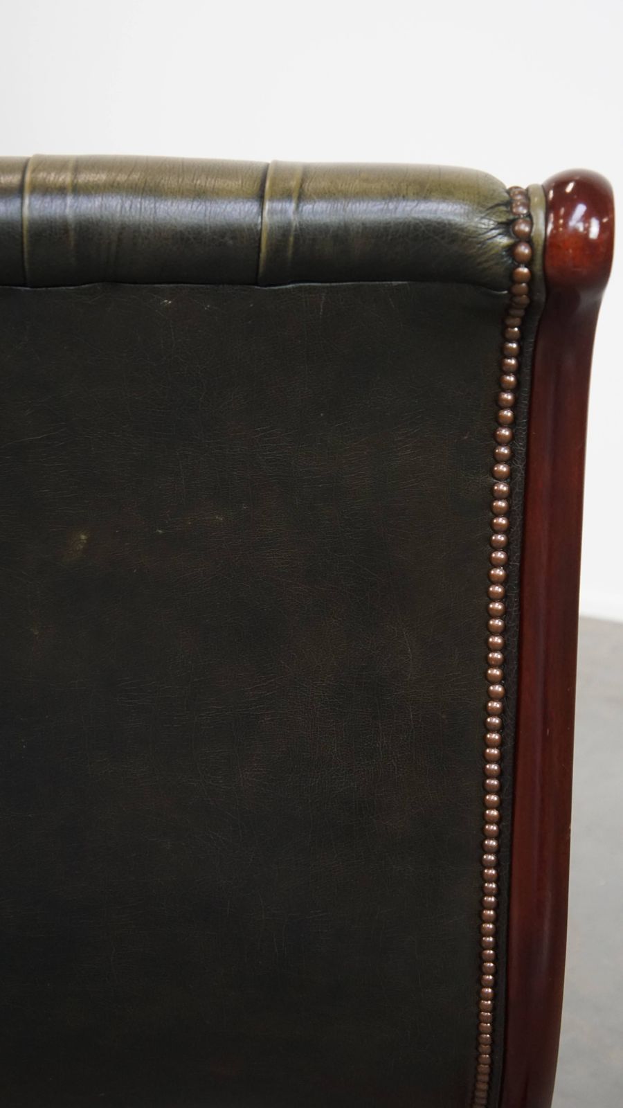 photo vinterior Elegant Green Cowhide English Chesterfield Armchair With An Elegant Wood Finish