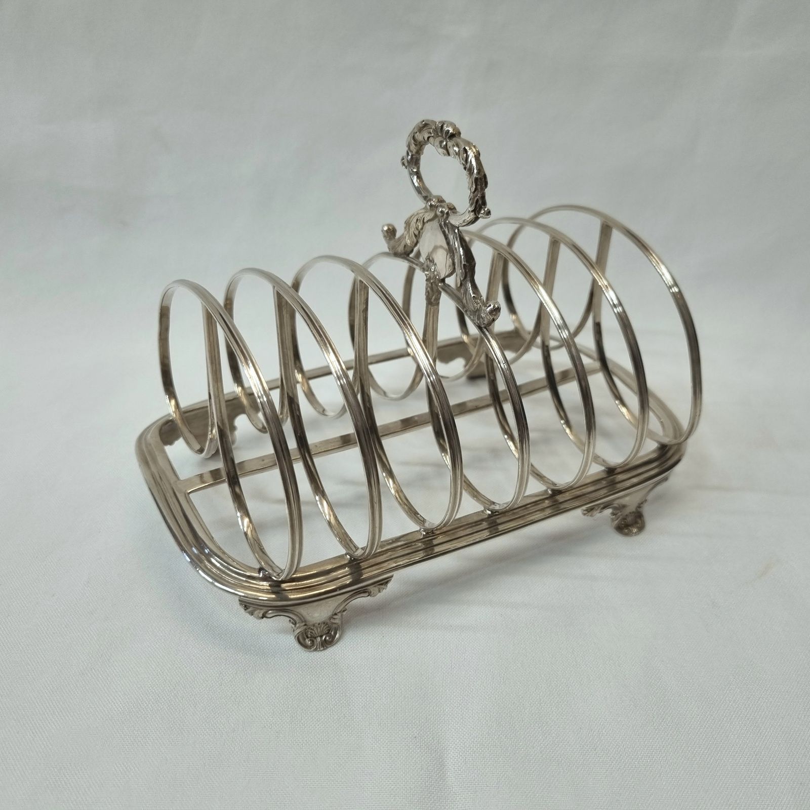 photo furniture A Very Fine Georgian Sterling Silver Six Slice Toast Rack, By Robert Hennell II And Fully Hallmarked For The London Assay Office 1829, 289g.