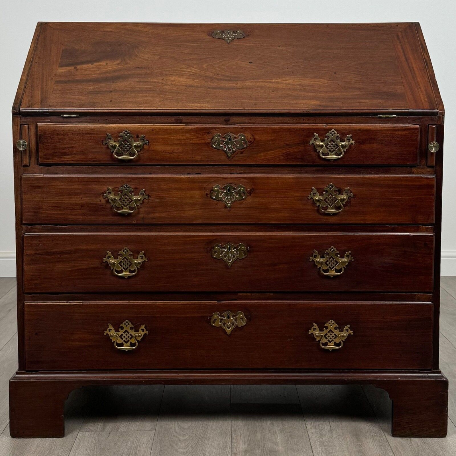 Antique 18th Century Fine Quality Bureau In Mahogany