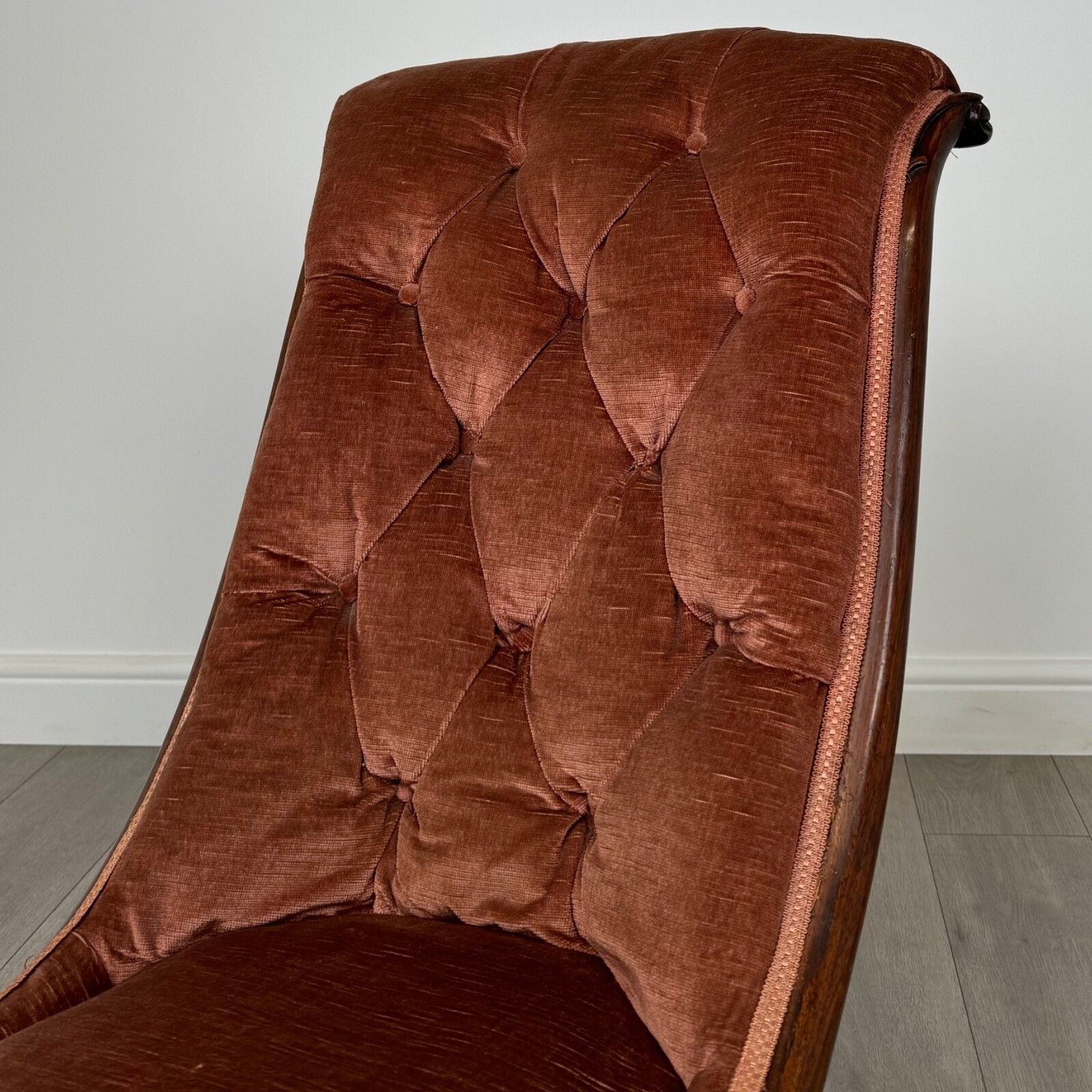 photo furniture Antique 19th Century Nursing Chair In Mahogany
