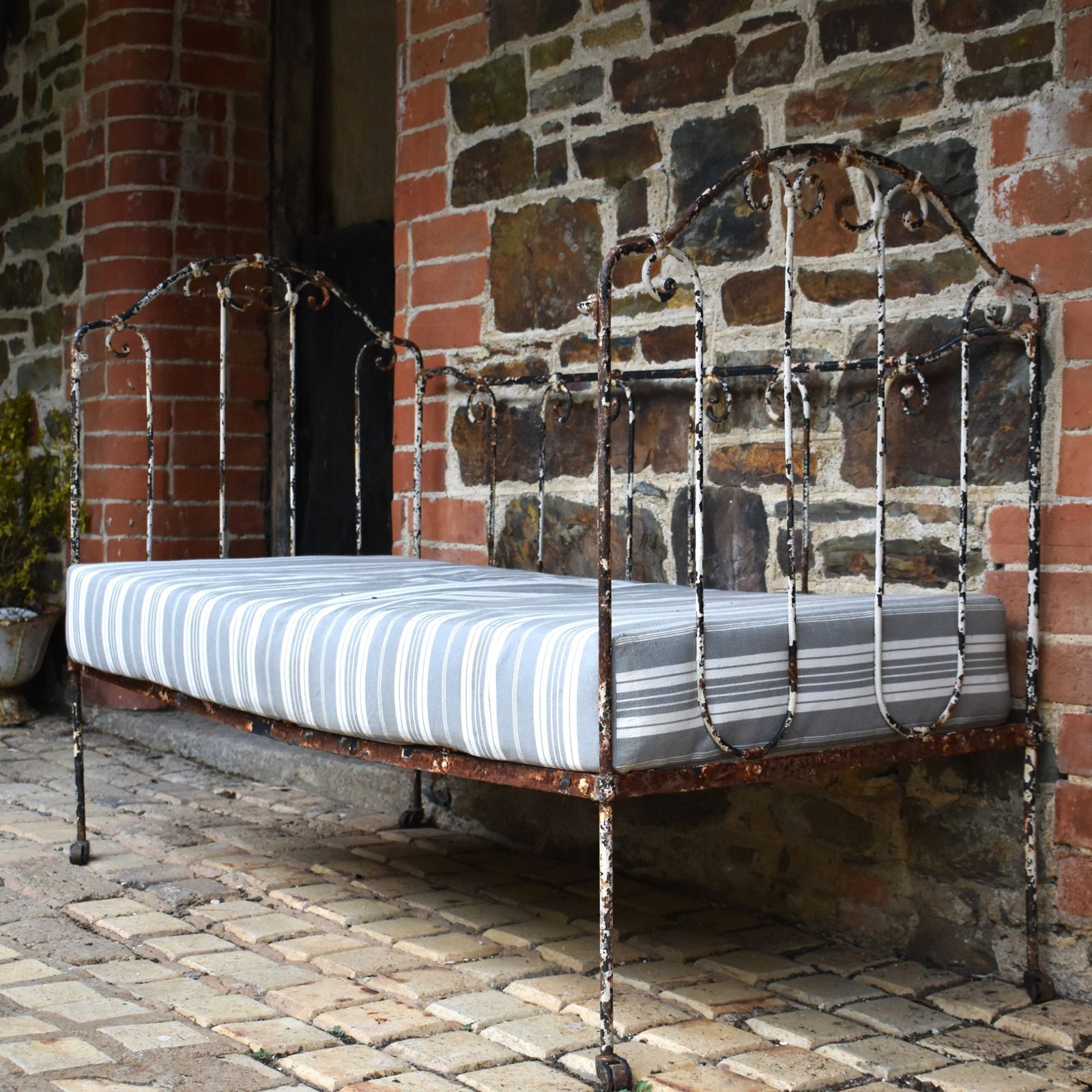Antique French Wrought Iron White Chippy Paint Day Bed Cot Garden Bench Seat photo Furniture