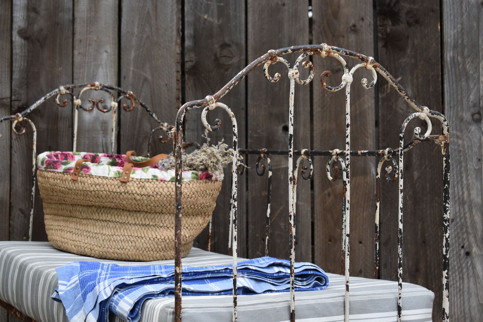 Antique French Wrought Iron White Chippy Paint Day Bed Cot Garden Bench Seat photo vinterior