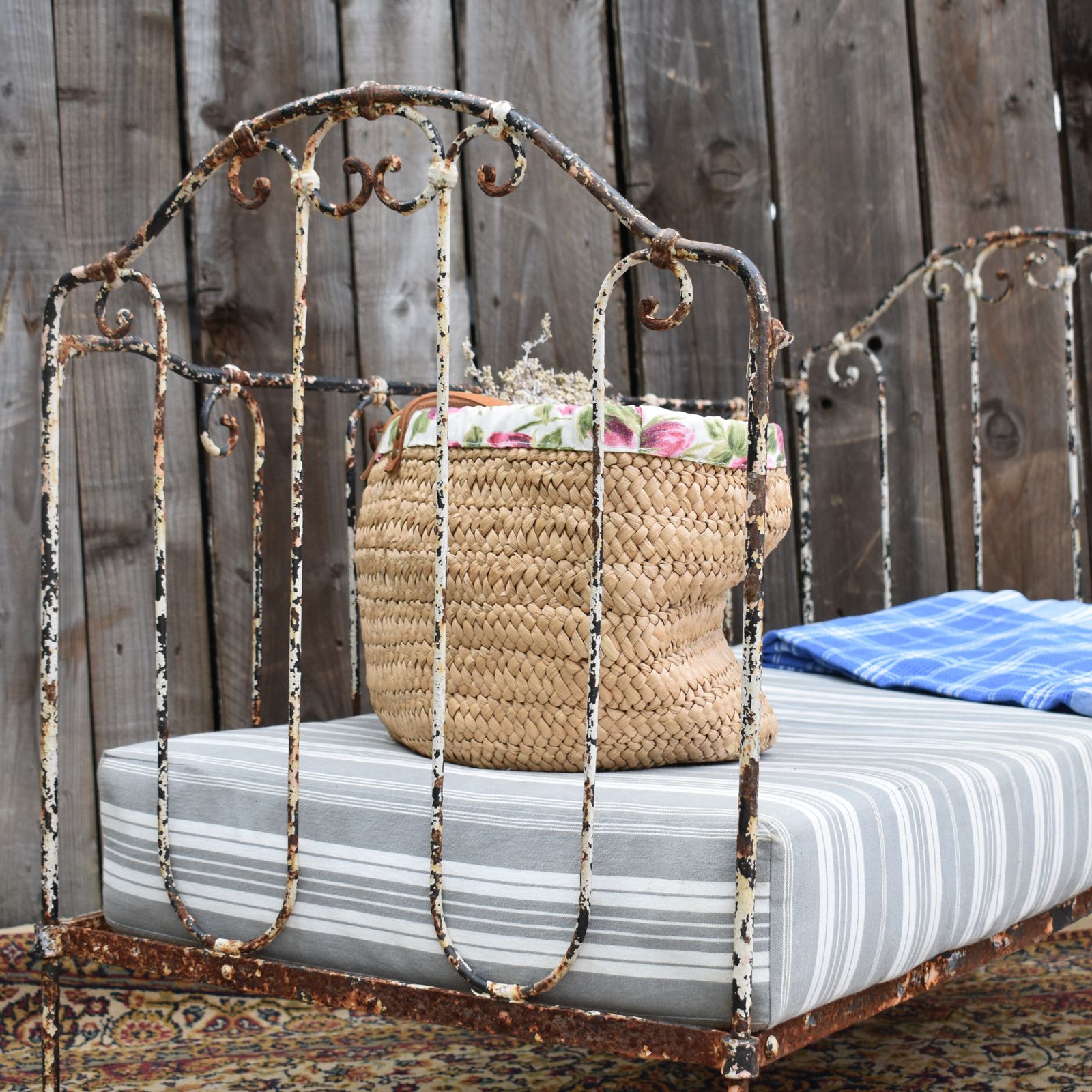 photo vinterior Antique French Wrought Iron White Chippy Paint Day Bed Cot Garden Bench Seat