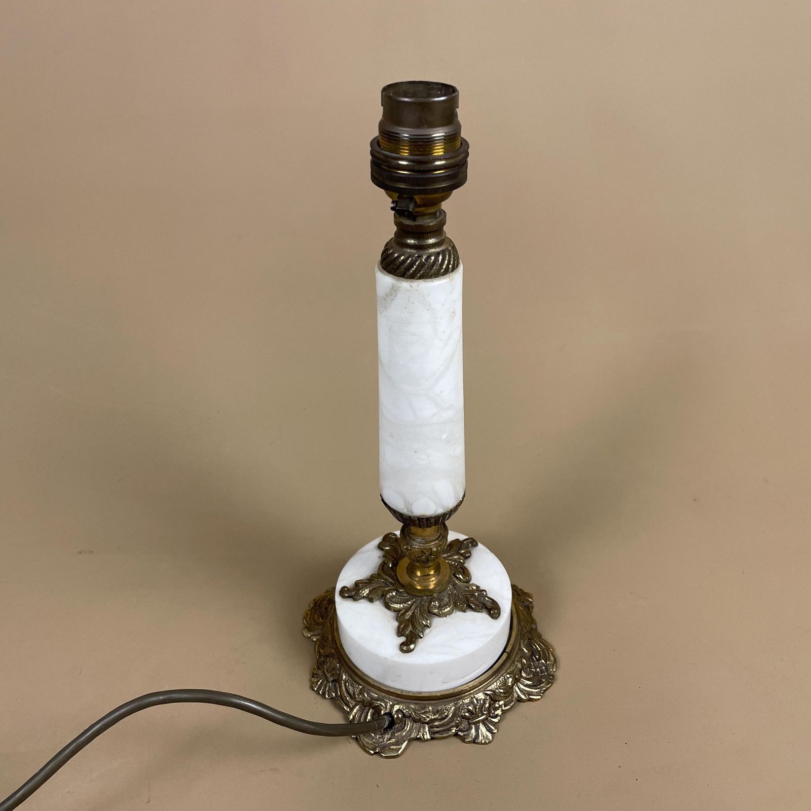 Antique White Onyx Marble Lamp Light Small Short Bedside Brass Gold Ornate Vintage Round Base With Feet Column photo Lighting