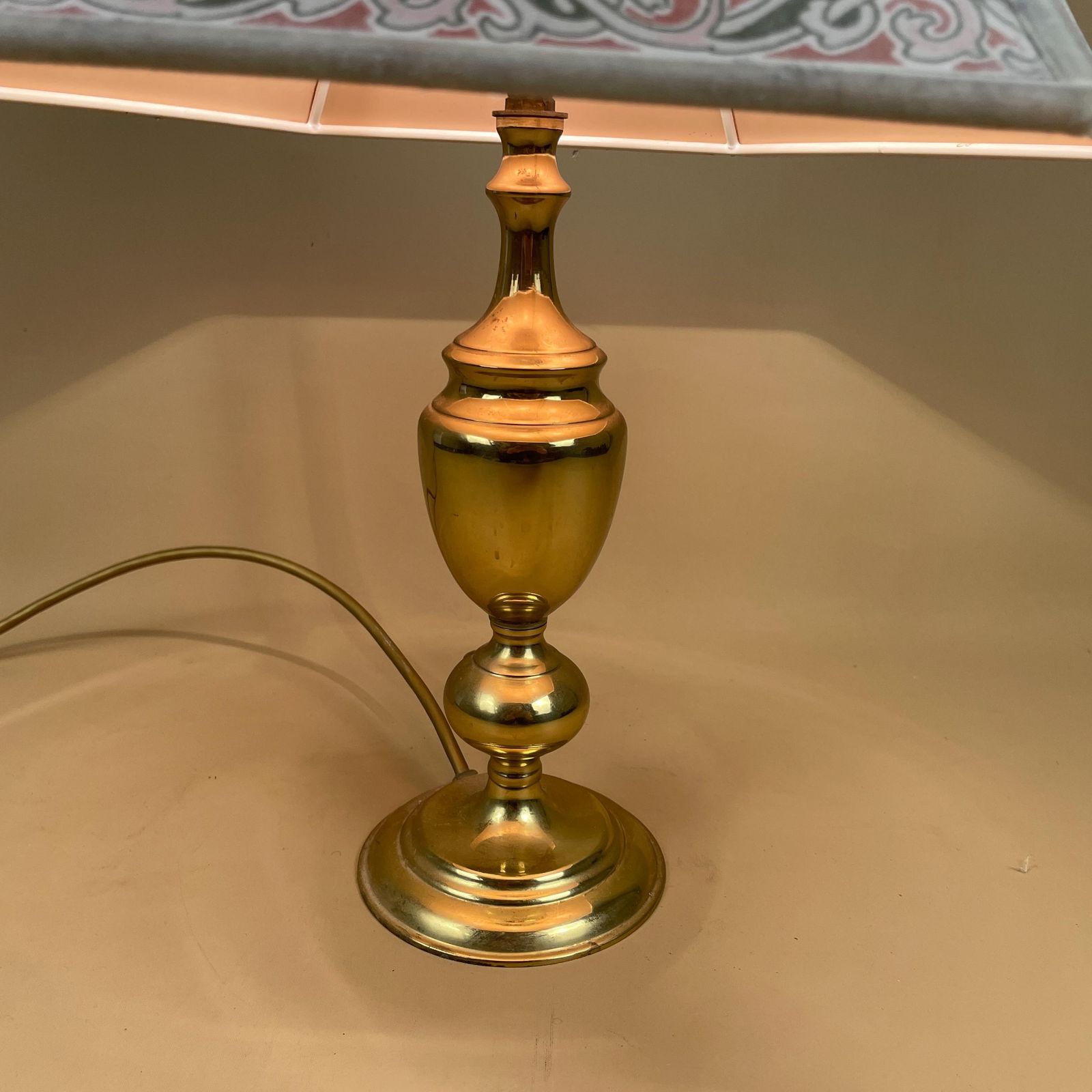 Antique Gold Brass Lamp Light Bedside Table Oriental Floral Bell Shade Green Pink Beige Lampshade Lampshade Ornate Vintage Medium Metal Old photo 69.0