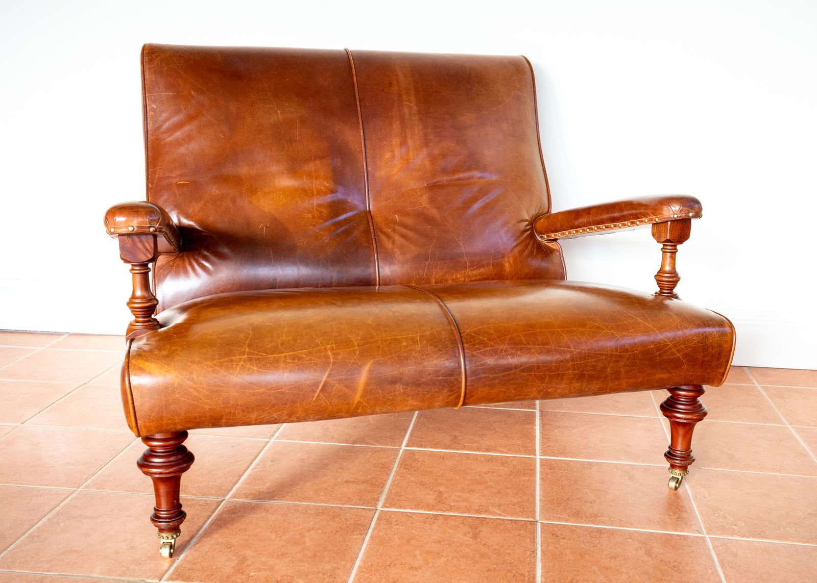 photo vintage Open Arm Hide Leather Library Sofa Country House Howard & Sons Style By Mulberry Mahogany 2 Seater English Leather Chair Library Chair Leather Hide