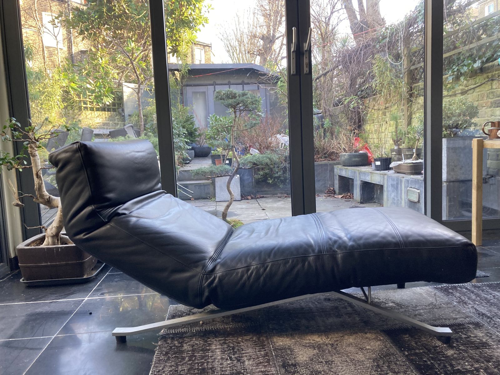 Eilerson Control Recliner. Dark Charcoal Leather. Heals. Exc. Condition.