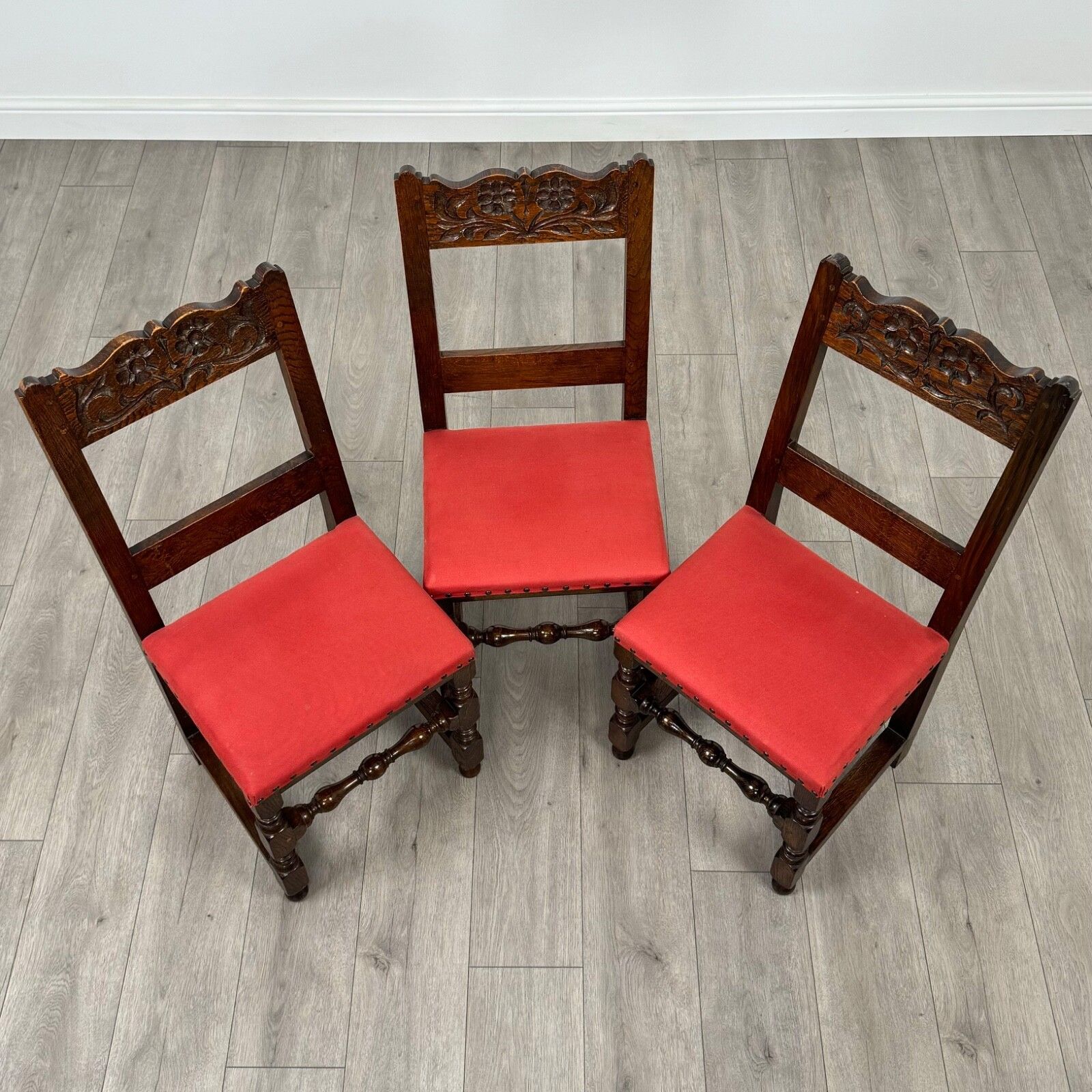 photo furniture Antique 20th Century Set Of 6 Carved Oak Dining Chairs