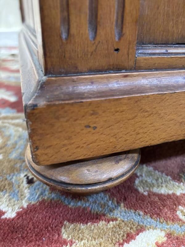 photo furniture Meuble De Toilette En Noyer Et Marbre De Carrare