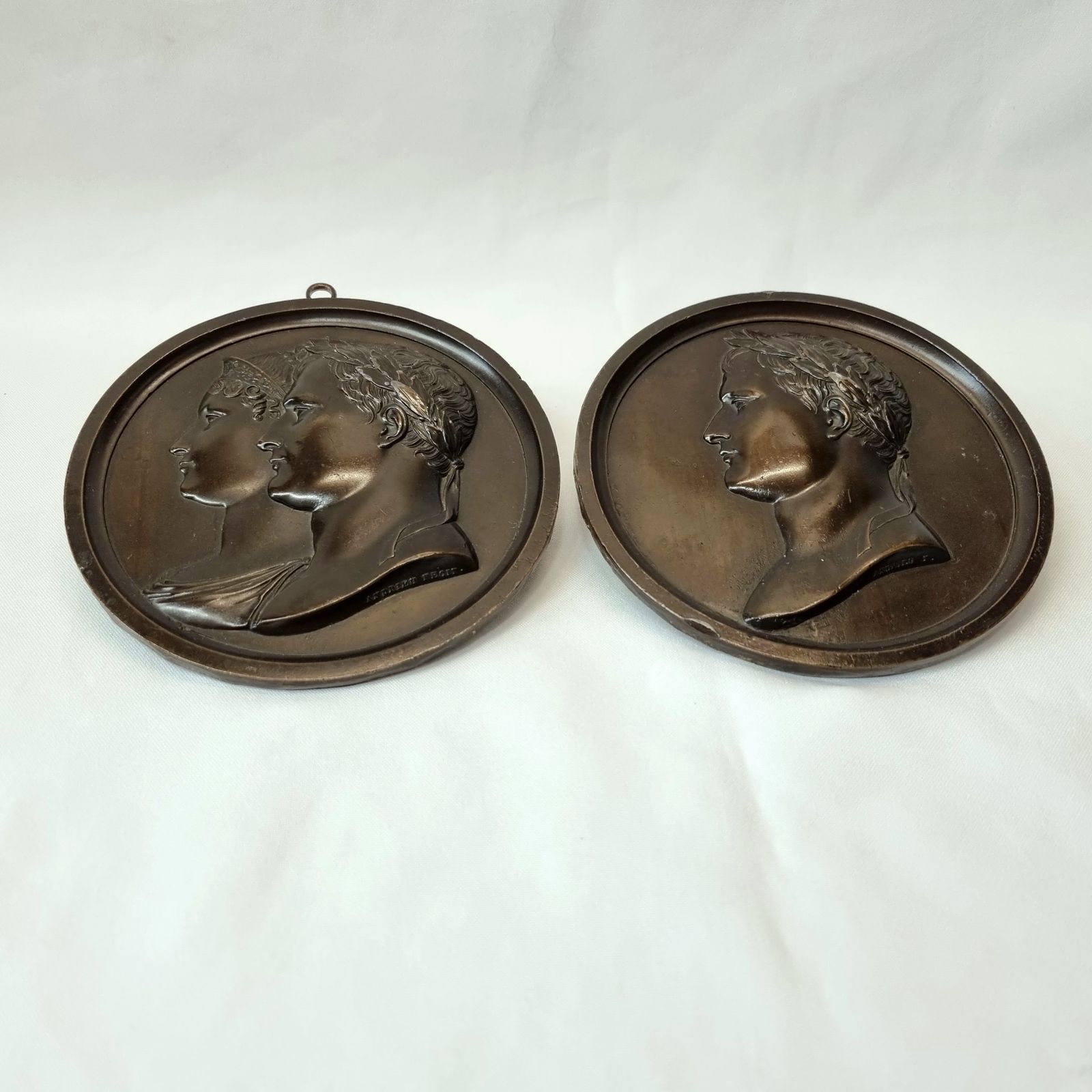 A Fine Early 19th Century Pair Of Beautifully Cast Bronze Wall Hanging Plaques Of Napoleon Bonaparte And Marie Louise, Empress Of France. photo vinterior